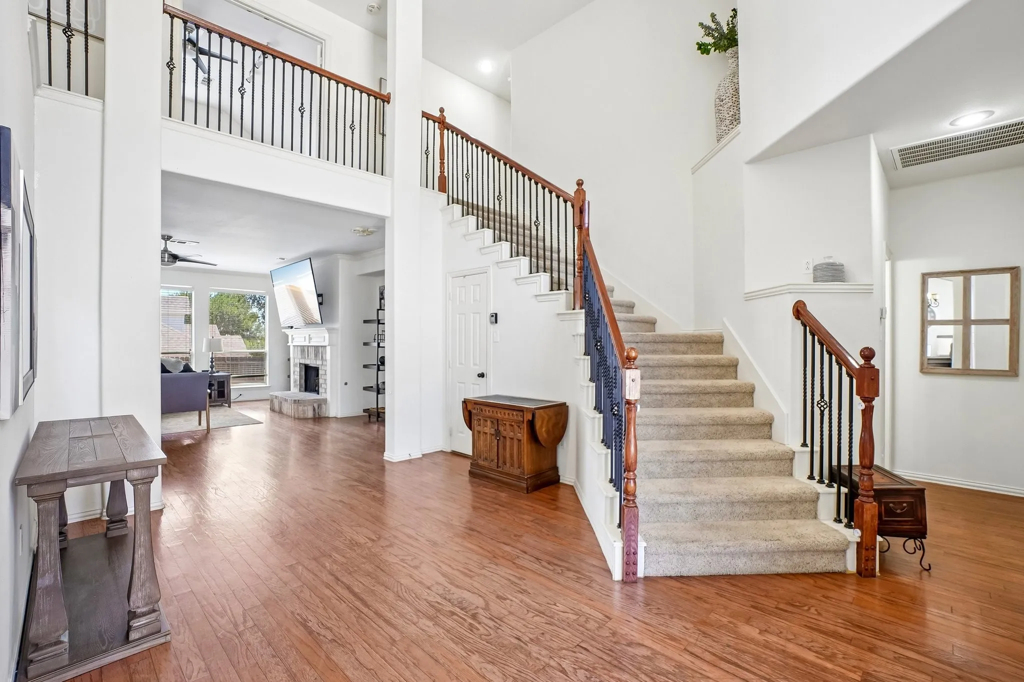 Single Family Residence For Rent in Dallas County , 6940 Chapelridge Drive, Dallas, Texas 75249, 4 Bedroom, 3 Bathroom, 2 Garage spaces, 3,141 Sqft, built in 2003, mls#21381911, Real Estate Agent in Dallas, Homes For Rent in Dallas county, Homes For Rent in Dallas, Realtor in Dallas Texas, Real Estate Brokerage Independent Realty Texas, Luminita Cordes Realtor