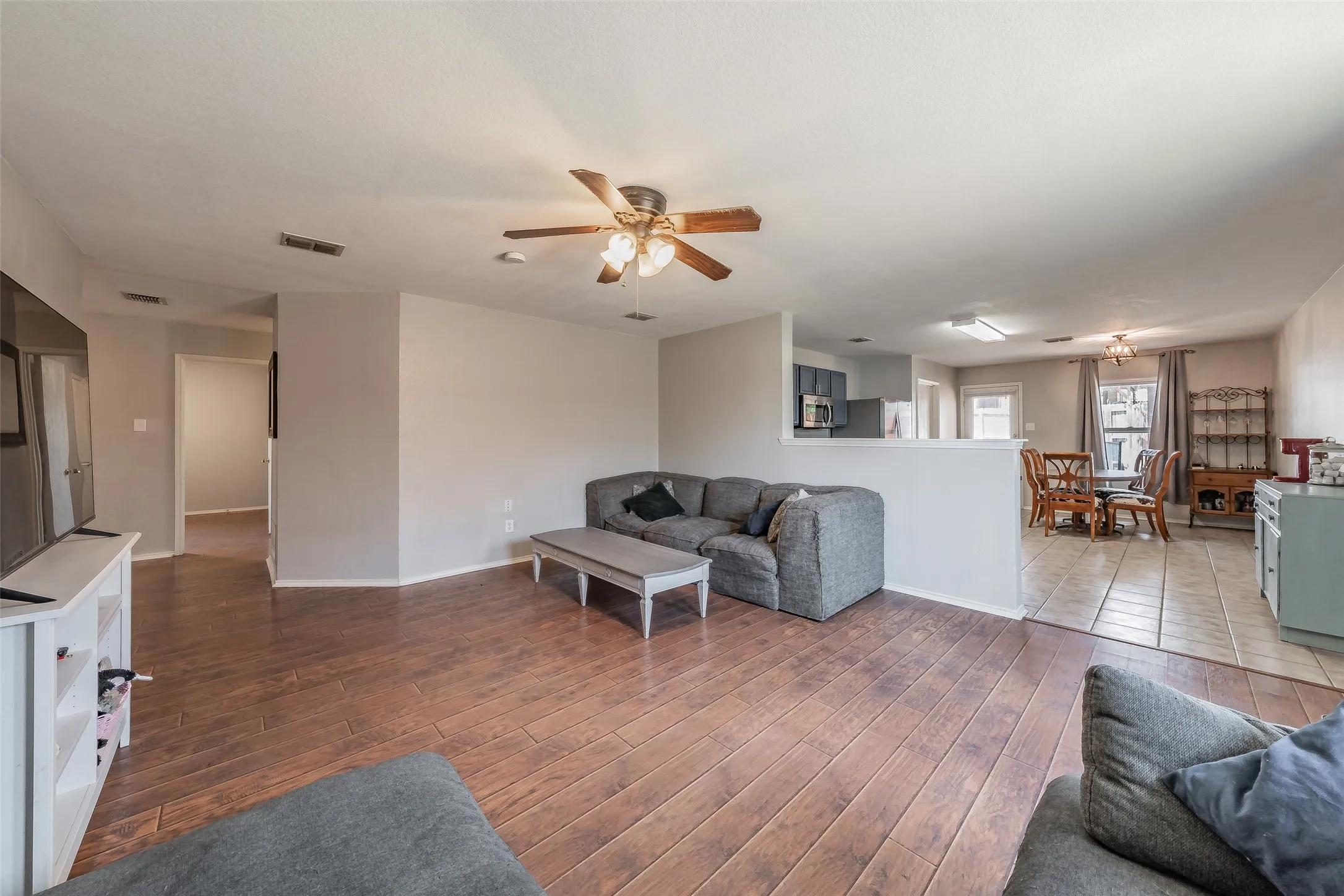 Single Family Residence For Sale in Denton County , 135 Ringneck Drive, Sanger, Texas 76266, 4 Bedroom, 2 Bathroom, 2 Garage spaces, 1,760 Sqft, built in 2006, mls#21377275, Real Estate Agent in Sanger, Homes For Sale in Denton county, Homes For Sale in Sanger, Realtor in Sanger Texas, Real Estate Brokerage Independent Realty Texas, Luminita Cordes Realtor