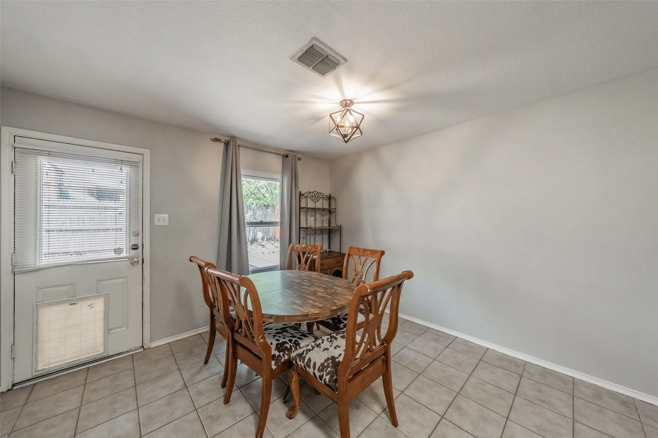 Single Family Residence For Sale in Denton County , 135 Ringneck Drive, Sanger, Texas 76266, 4 Bedroom, 2 Bathroom, 2 Garage spaces, 1,760 Sqft, built in 2006, mls#21377275, Real Estate Agent in Sanger, Homes For Sale in Denton county, Homes For Sale in Sanger, Realtor in Sanger Texas, Real Estate Brokerage Independent Realty Texas, Luminita Cordes Realtor