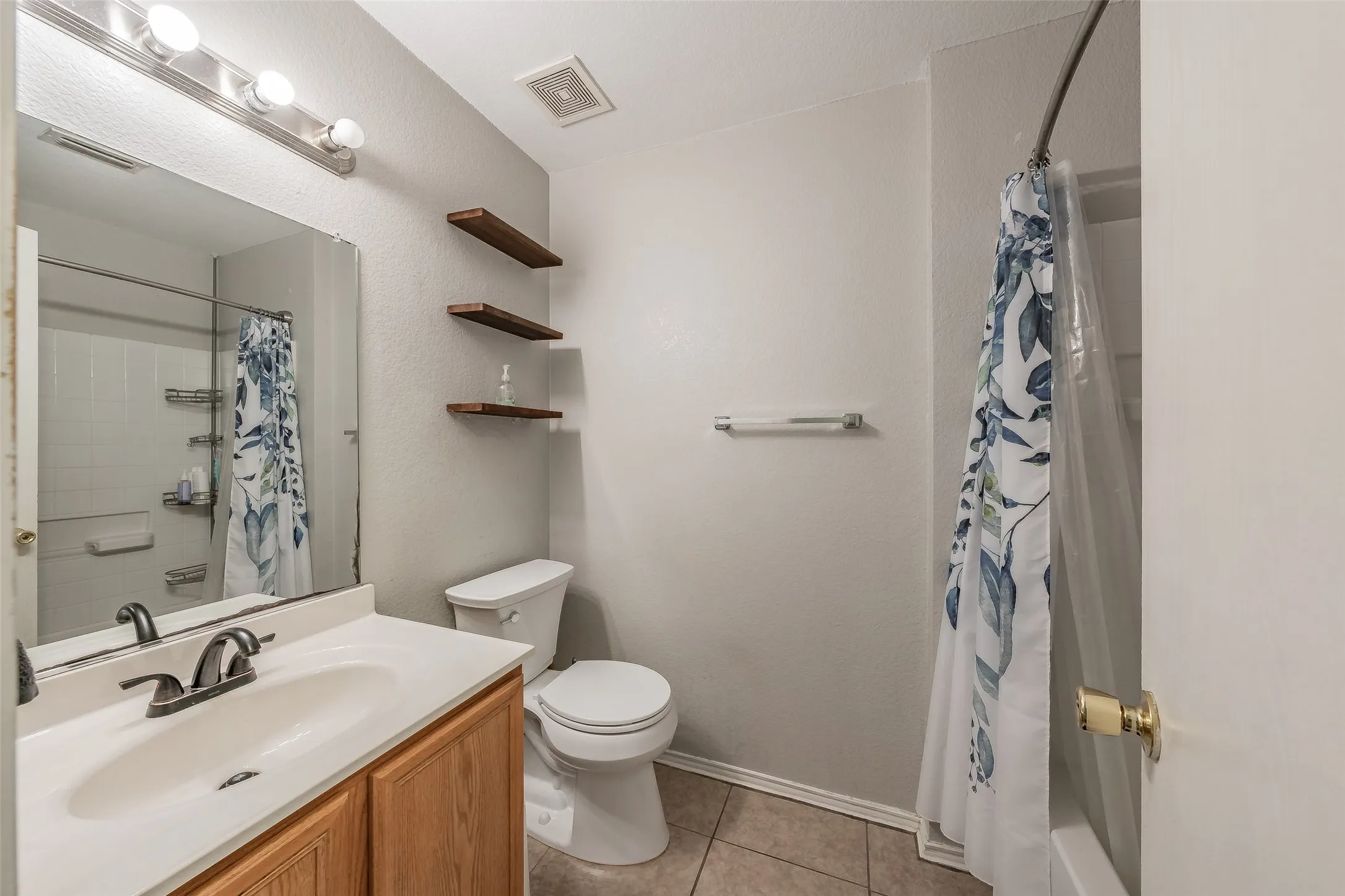 Single Family Residence For Sale in Denton County , 135 Ringneck Drive, Sanger, Texas 76266, 4 Bedroom, 2 Bathroom, 2 Garage spaces, 1,760 Sqft, built in 2006, mls#21377275, Real Estate Agent in Sanger, Homes For Sale in Denton county, Homes For Sale in Sanger, Realtor in Sanger Texas, Real Estate Brokerage Independent Realty Texas, Luminita Cordes Realtor