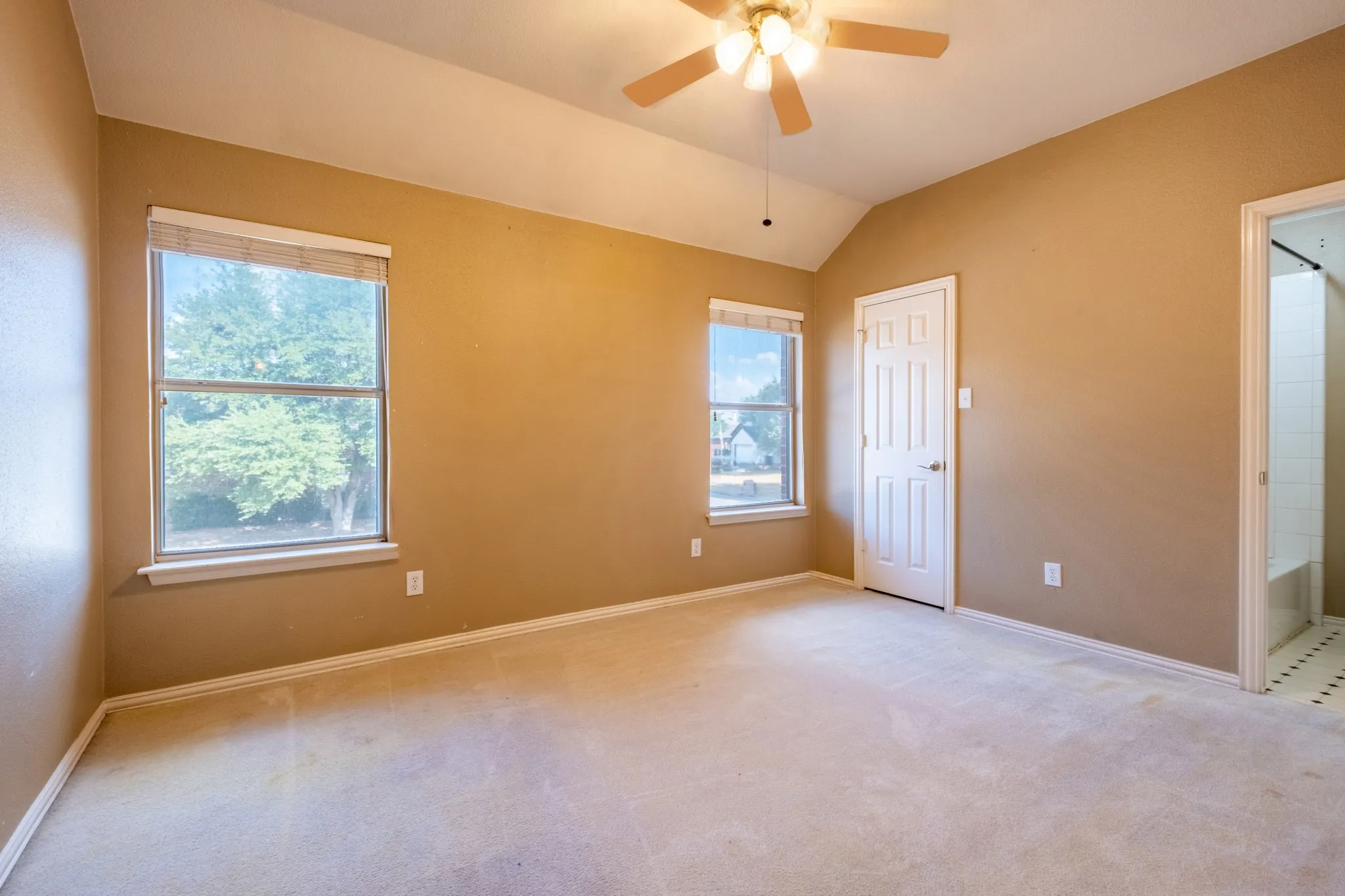 Single Family Residence For Sale in Denton County , 1619 Mallard Drive, Corinth, Texas 76210, 4 Bedroom, 3 Bathroom, 2 Garage spaces, 2,705 Sqft, built in 1999, mls#21382870, Real Estate Agent in Corinth, Homes For Sale in Denton county, Homes For Sale in Corinth, Realtor in Corinth Texas, Real Estate Brokerage Independent Realty Texas, Luminita Cordes Realtor