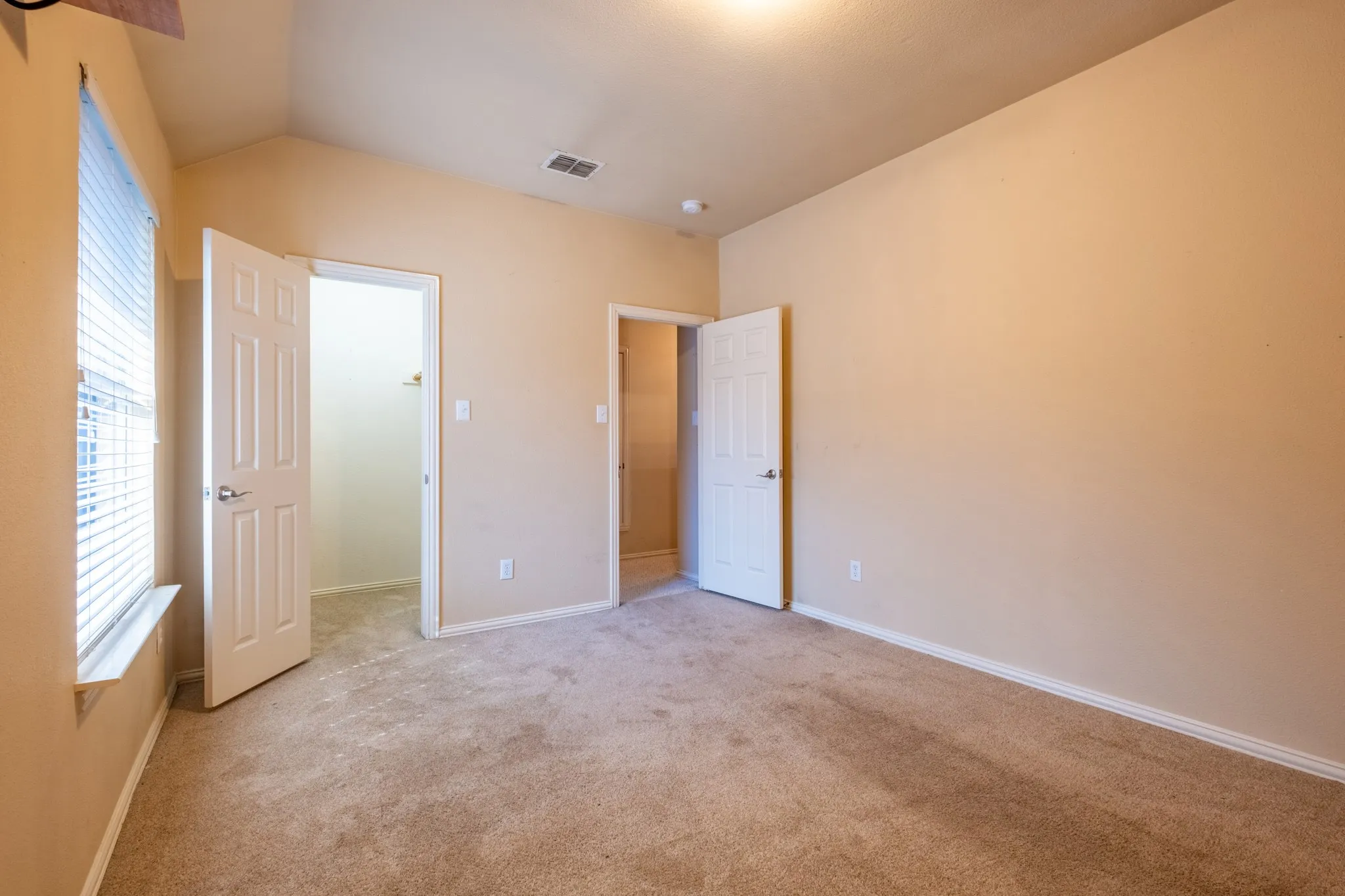 Single Family Residence For Sale in Denton County , 1619 Mallard Drive, Corinth, Texas 76210, 4 Bedroom, 3 Bathroom, 2 Garage spaces, 2,705 Sqft, built in 1999, mls#21382870, Real Estate Agent in Corinth, Homes For Sale in Denton county, Homes For Sale in Corinth, Realtor in Corinth Texas, Real Estate Brokerage Independent Realty Texas, Luminita Cordes Realtor