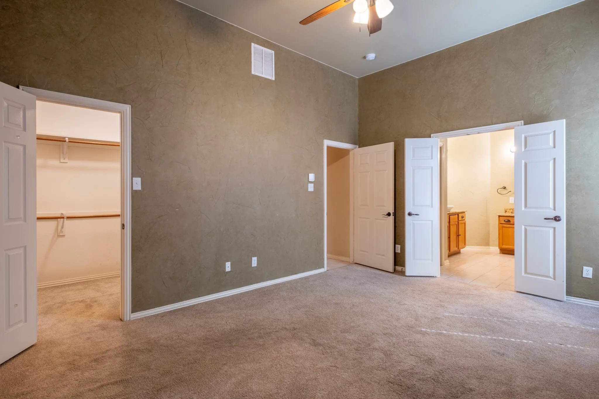 Single Family Residence For Sale in Denton County , 1619 Mallard Drive, Corinth, Texas 76210, 4 Bedroom, 3 Bathroom, 2 Garage spaces, 2,705 Sqft, built in 1999, mls#21382870, Real Estate Agent in Corinth, Homes For Sale in Denton county, Homes For Sale in Corinth, Realtor in Corinth Texas, Real Estate Brokerage Independent Realty Texas, Luminita Cordes Realtor