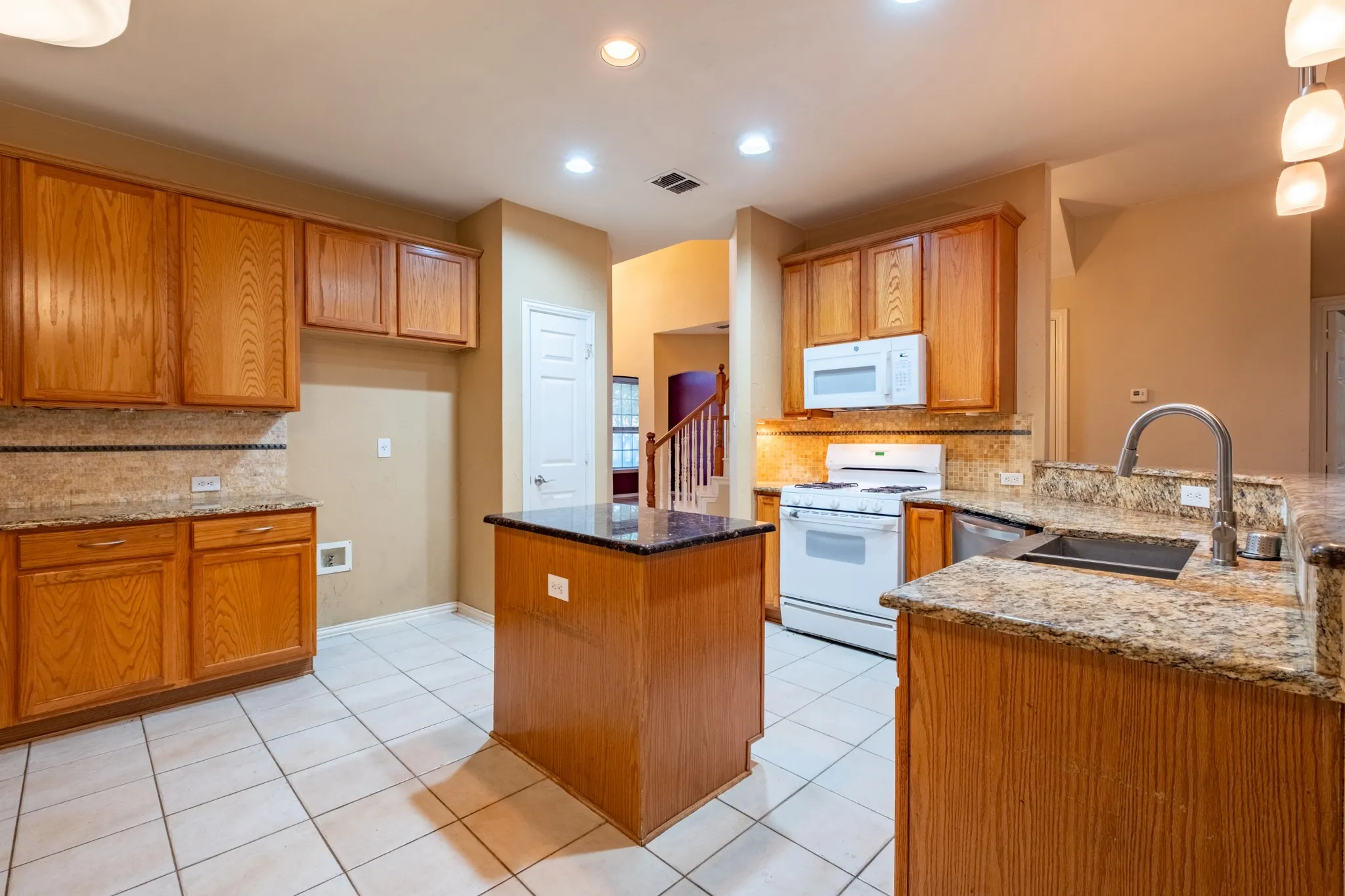 Single Family Residence For Sale in Denton County , 1619 Mallard Drive, Corinth, Texas 76210, 4 Bedroom, 3 Bathroom, 2 Garage spaces, 2,705 Sqft, built in 1999, mls#21382870, Real Estate Agent in Corinth, Homes For Sale in Denton county, Homes For Sale in Corinth, Realtor in Corinth Texas, Real Estate Brokerage Independent Realty Texas, Luminita Cordes Realtor