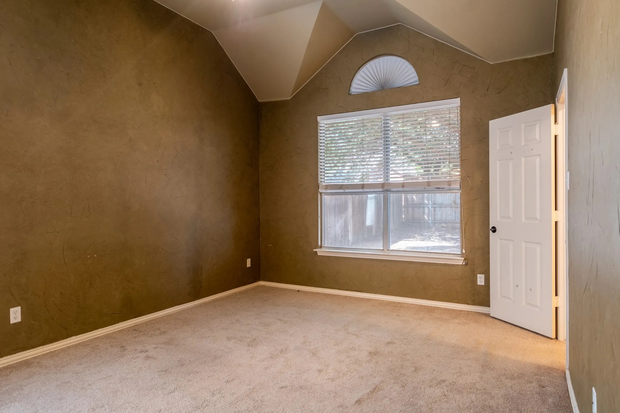 Single Family Residence For Sale in Denton County , 1619 Mallard Drive, Corinth, Texas 76210, 4 Bedroom, 3 Bathroom, 2 Garage spaces, 2,705 Sqft, built in 1999, mls#21382870, Real Estate Agent in Corinth, Homes For Sale in Denton county, Homes For Sale in Corinth, Realtor in Corinth Texas, Real Estate Brokerage Independent Realty Texas, Luminita Cordes Realtor