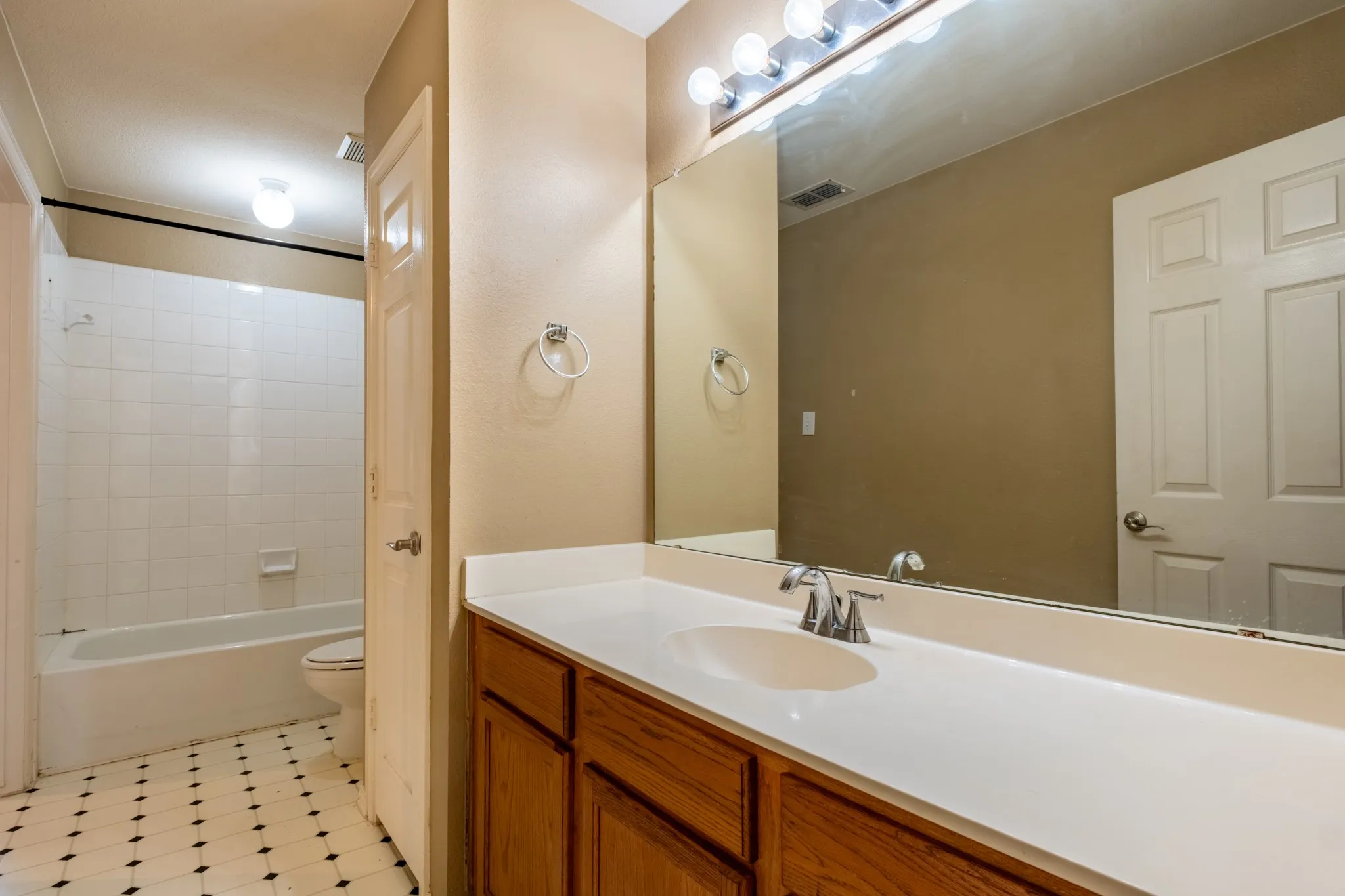 Single Family Residence For Sale in Denton County , 1619 Mallard Drive, Corinth, Texas 76210, 4 Bedroom, 3 Bathroom, 2 Garage spaces, 2,705 Sqft, built in 1999, mls#21382870, Real Estate Agent in Corinth, Homes For Sale in Denton county, Homes For Sale in Corinth, Realtor in Corinth Texas, Real Estate Brokerage Independent Realty Texas, Luminita Cordes Realtor
