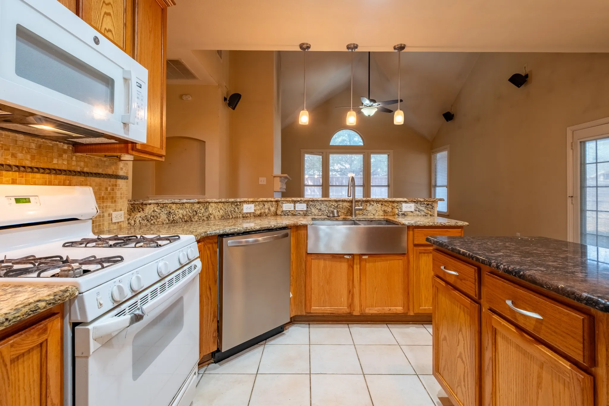 Single Family Residence For Sale in Denton County , 1619 Mallard Drive, Corinth, Texas 76210, 4 Bedroom, 3 Bathroom, 2 Garage spaces, 2,705 Sqft, built in 1999, mls#21382870, Real Estate Agent in Corinth, Homes For Sale in Denton county, Homes For Sale in Corinth, Realtor in Corinth Texas, Real Estate Brokerage Independent Realty Texas, Luminita Cordes Realtor