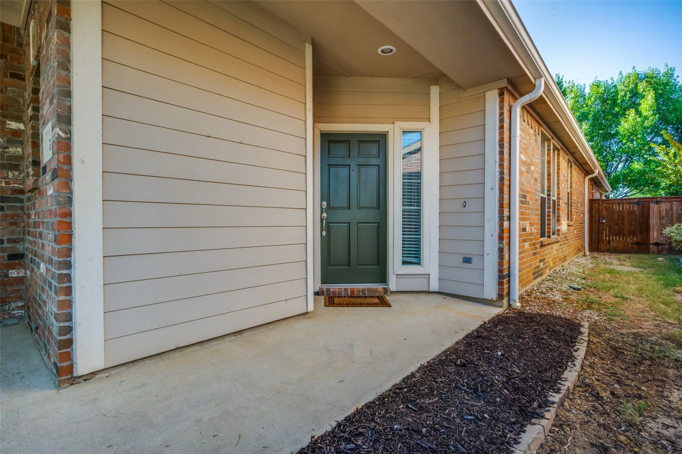 Single Family Residence For Sale in Denton County , 331 Clifton Circle, Lantana, Texas 76226, 3 Bedroom, 2 Bathroom, 2 Garage spaces, 1,690 Sqft, built in 2003, mls#21373520, Real Estate Agent in Lantana, Homes For Sale in Denton county, Homes For Sale in Lantana, Realtor in Lantana Texas, Real Estate Brokerage Independent Realty Texas, Luminita Cordes Realtor