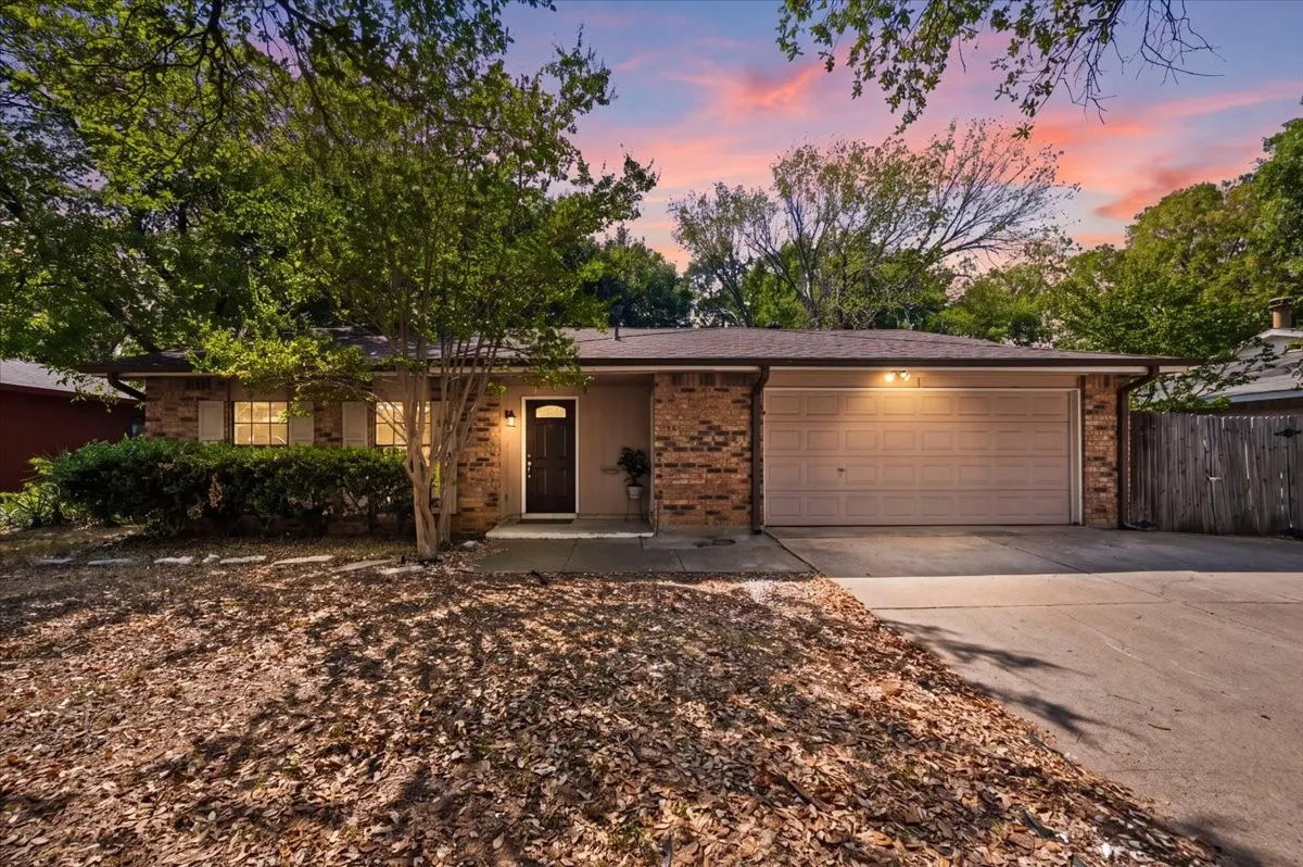 Single Family Residence For Sale in Tarrant County , 2614 Creekview Drive, Arlington, Texas 76016, 4 Bedroom, 3 Bathroom, 2 Garage spaces, 2,164 Sqft, built in 1976, mls#21380765, Real Estate Agent in Arlington, Homes For Sale in Tarrant county, Homes For Sale in Arlington, Realtor in Arlington Texas, Real Estate Brokerage Independent Realty Texas, Luminita Cordes Realtor