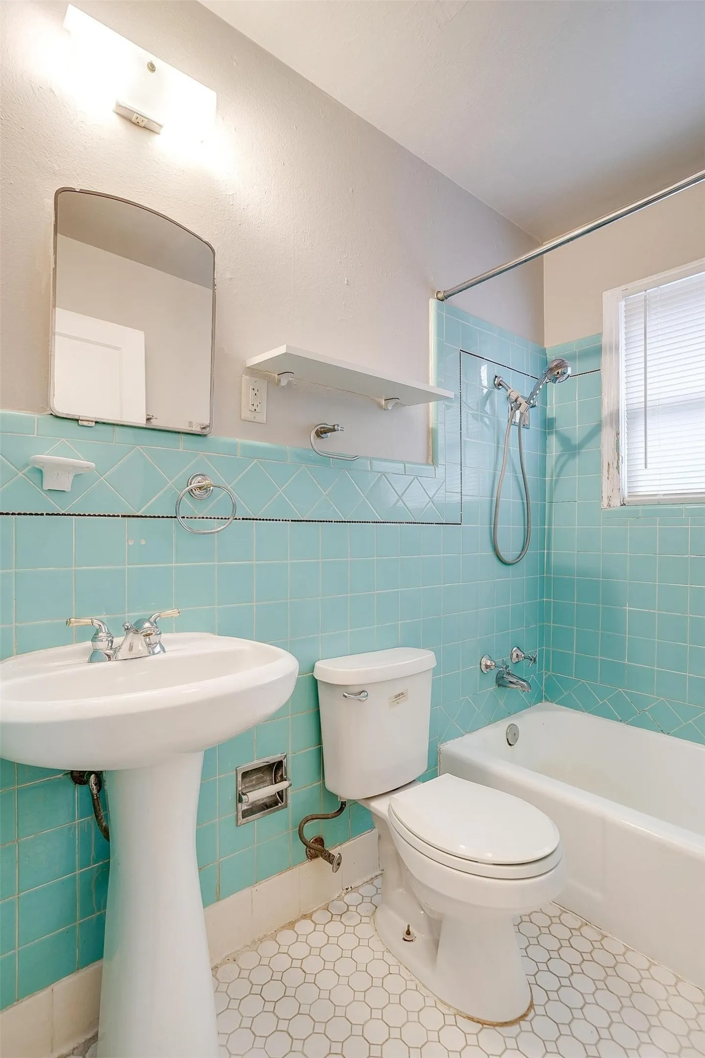 Duplex For Rent in Tarrant County , 3541 S Hills Avenue, Fort Worth, Texas 76109, 2 Bedroom, 1 Bathroom, Garage spaces, 963 Sqft, built in 1948, mls#21378955, Real Estate Agent in Fort Worth, Homes For Rent in Tarrant county, Homes For Rent in Fort Worth, Realtor in Fort Worth Texas, Real Estate Brokerage Independent Realty Texas, Luminita Cordes Realtor
