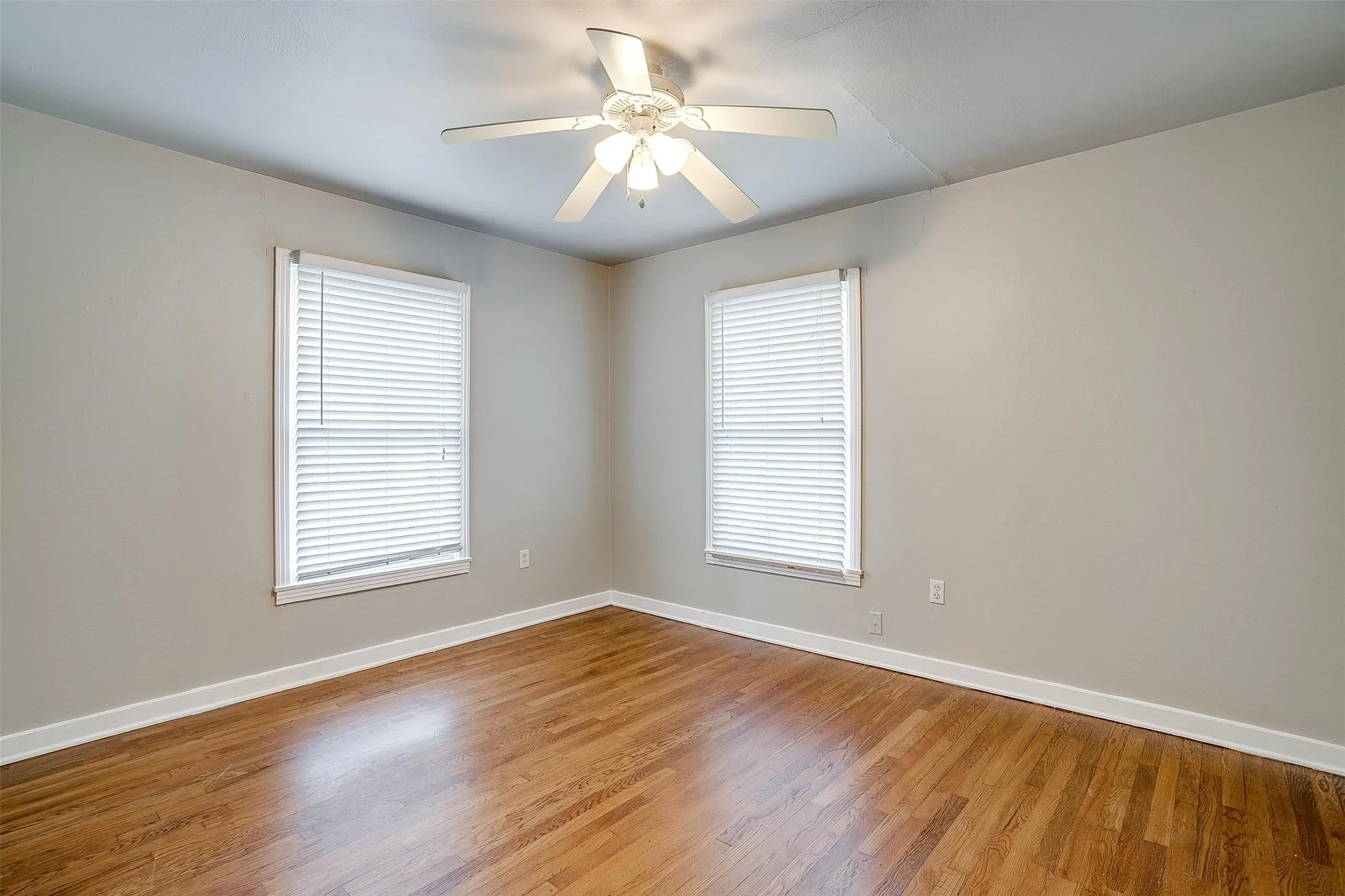 Duplex For Rent in Tarrant County , 3541 S Hills Avenue, Fort Worth, Texas 76109, 2 Bedroom, 1 Bathroom, Garage spaces, 963 Sqft, built in 1948, mls#21378955, Real Estate Agent in Fort Worth, Homes For Rent in Tarrant county, Homes For Rent in Fort Worth, Realtor in Fort Worth Texas, Real Estate Brokerage Independent Realty Texas, Luminita Cordes Realtor