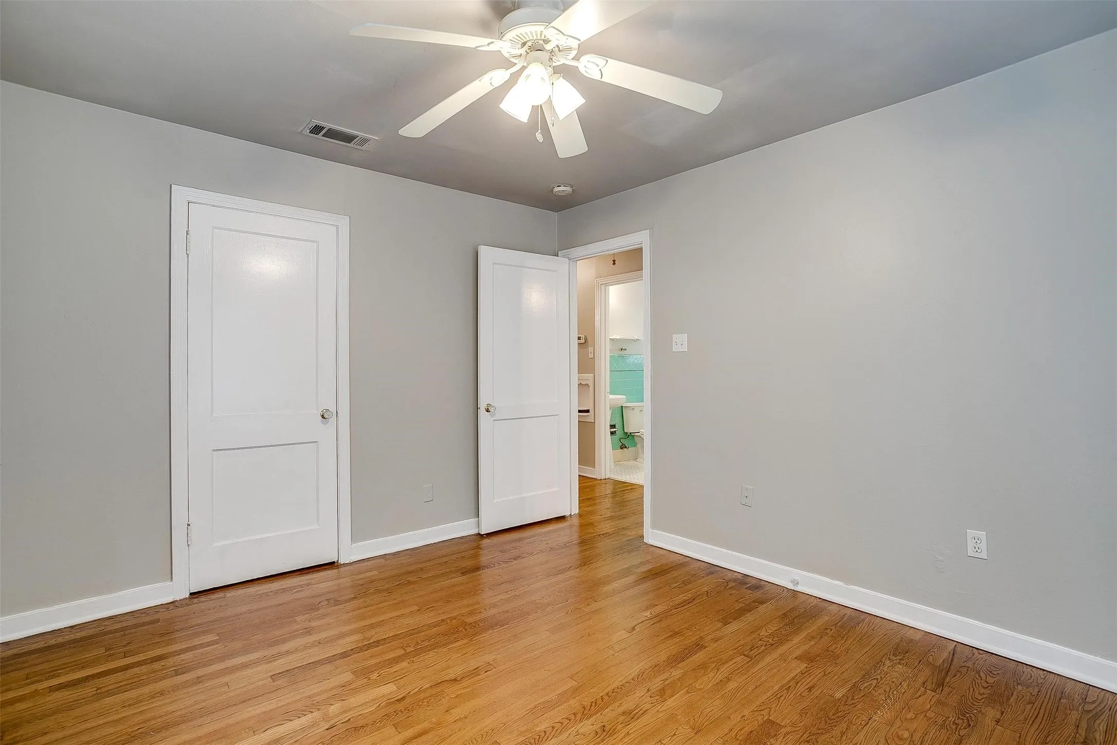 Duplex For Rent in Tarrant County , 3541 S Hills Avenue, Fort Worth, Texas 76109, 2 Bedroom, 1 Bathroom, Garage spaces, 963 Sqft, built in 1948, mls#21378955, Real Estate Agent in Fort Worth, Homes For Rent in Tarrant county, Homes For Rent in Fort Worth, Realtor in Fort Worth Texas, Real Estate Brokerage Independent Realty Texas, Luminita Cordes Realtor