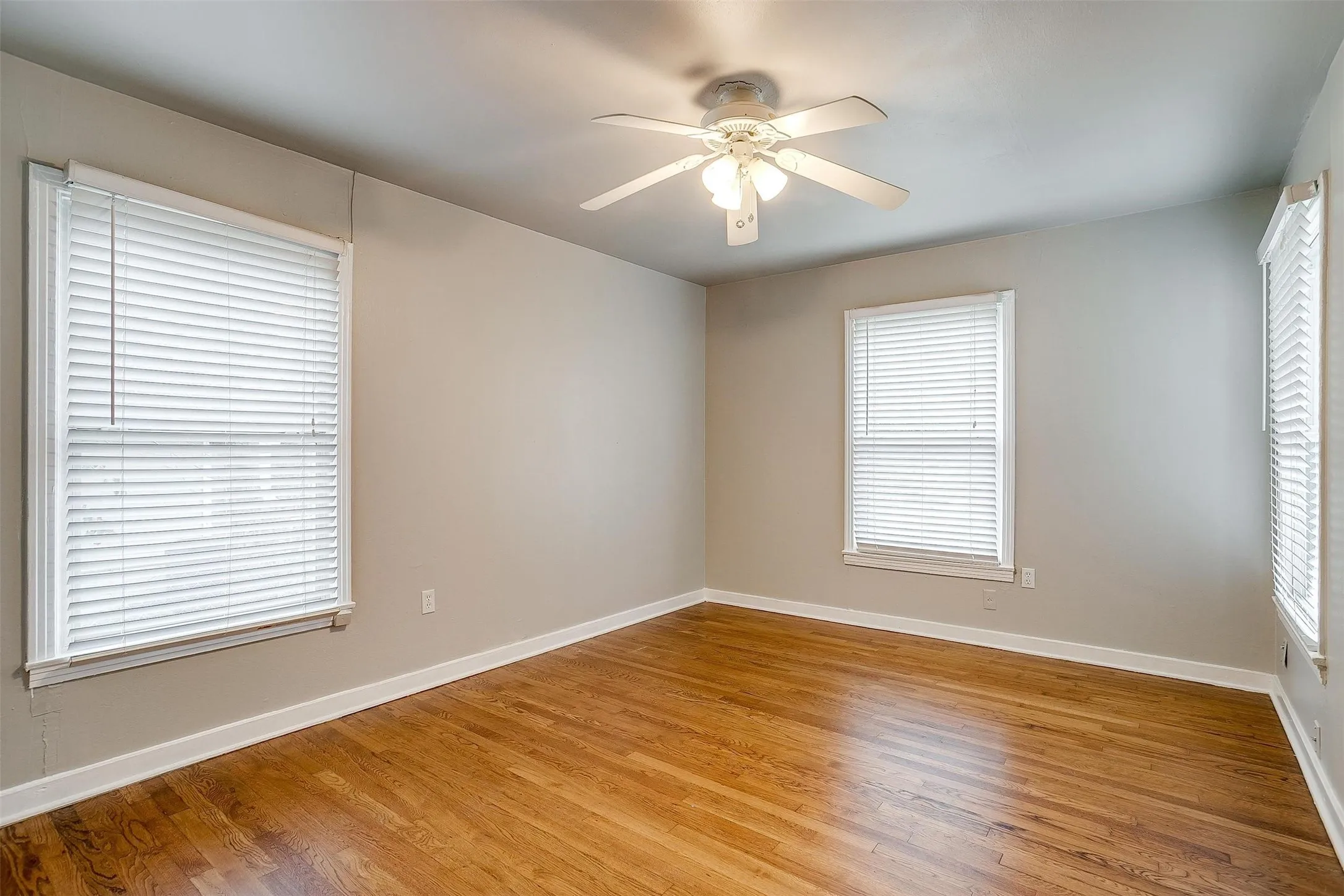 Duplex For Rent in Tarrant County , 3541 S Hills Avenue, Fort Worth, Texas 76109, 2 Bedroom, 1 Bathroom, Garage spaces, 963 Sqft, built in 1948, mls#21378955, Real Estate Agent in Fort Worth, Homes For Rent in Tarrant county, Homes For Rent in Fort Worth, Realtor in Fort Worth Texas, Real Estate Brokerage Independent Realty Texas, Luminita Cordes Realtor