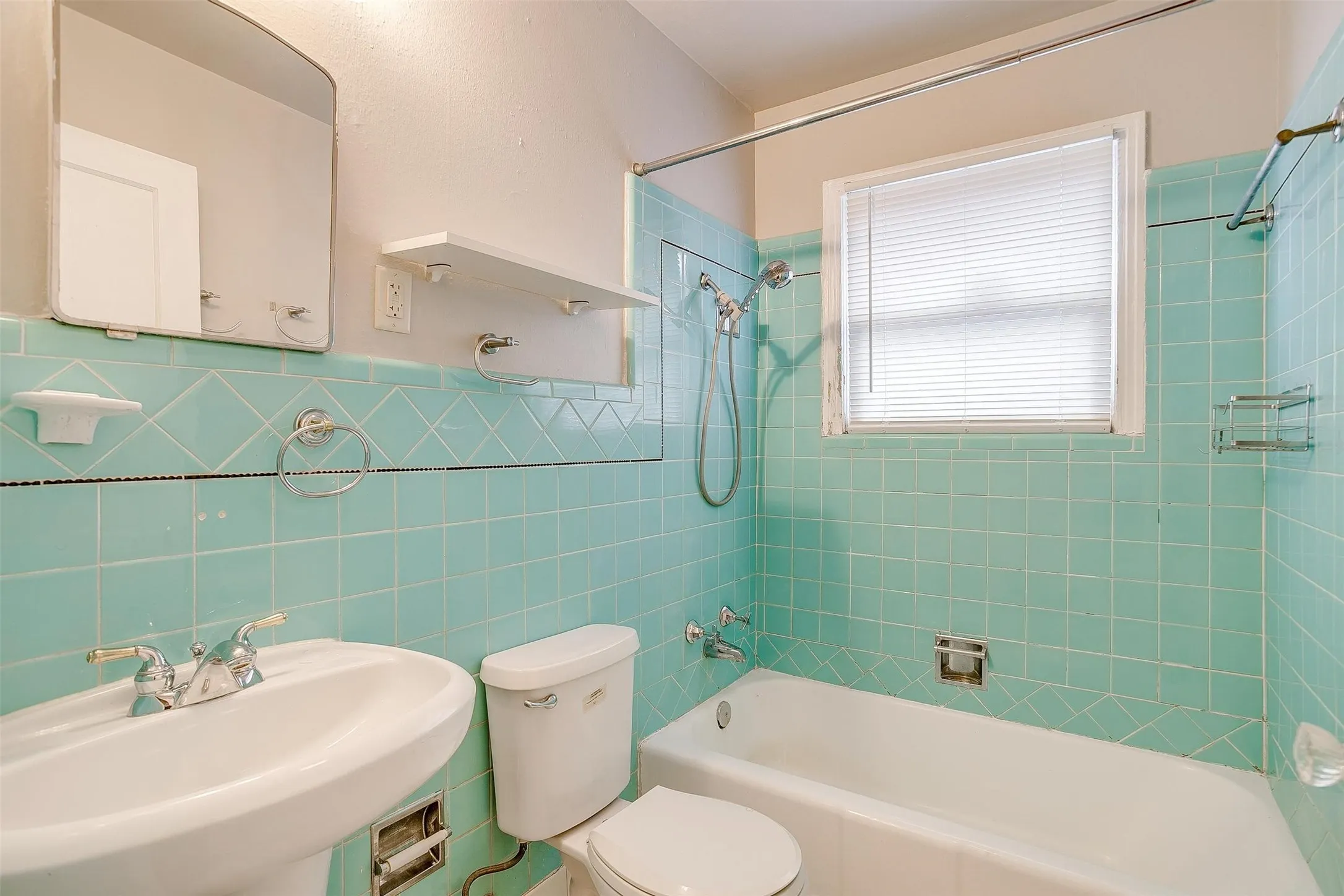 Duplex For Rent in Tarrant County , 3541 S Hills Avenue, Fort Worth, Texas 76109, 2 Bedroom, 1 Bathroom, Garage spaces, 963 Sqft, built in 1948, mls#21378955, Real Estate Agent in Fort Worth, Homes For Rent in Tarrant county, Homes For Rent in Fort Worth, Realtor in Fort Worth Texas, Real Estate Brokerage Independent Realty Texas, Luminita Cordes Realtor