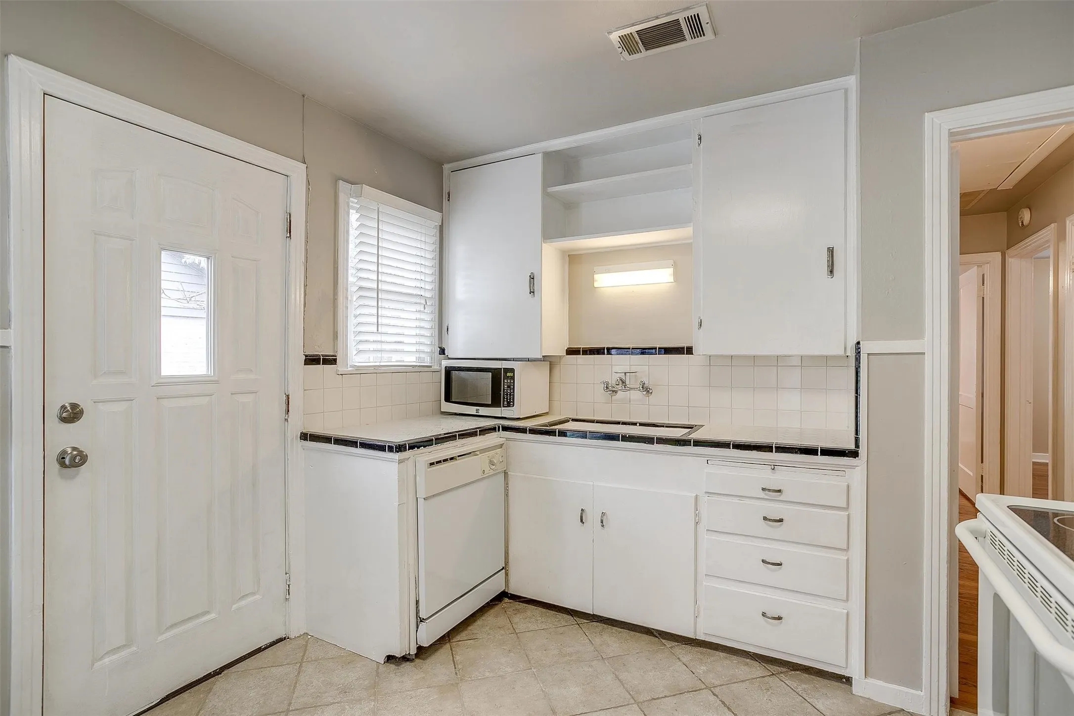Duplex For Rent in Tarrant County , 3541 S Hills Avenue, Fort Worth, Texas 76109, 2 Bedroom, 1 Bathroom, Garage spaces, 963 Sqft, built in 1948, mls#21378955, Real Estate Agent in Fort Worth, Homes For Rent in Tarrant county, Homes For Rent in Fort Worth, Realtor in Fort Worth Texas, Real Estate Brokerage Independent Realty Texas, Luminita Cordes Realtor