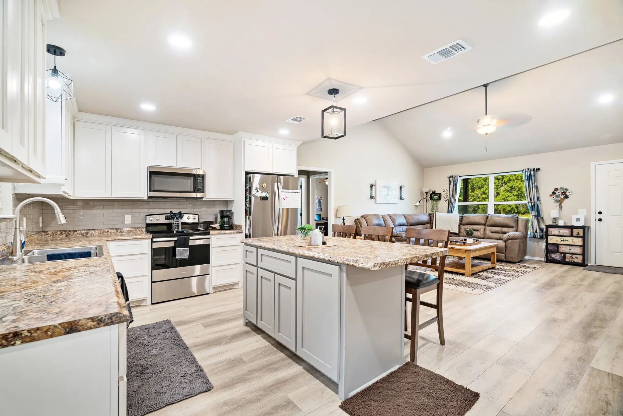 Single Family Residence For Sale in Lamar County , 650 FENDLEY, Blossom, Texas 75416, 3 Bedroom, 2 Bathroom, 1 Garage spaces, 1,440 Sqft, built in 2023, mls#21380944, Real Estate Agent in Blossom, Homes For Sale in Lamar county, Homes For Sale in Blossom, Realtor in Blossom Texas, Real Estate Brokerage Independent Realty Texas, Luminita Cordes Realtor