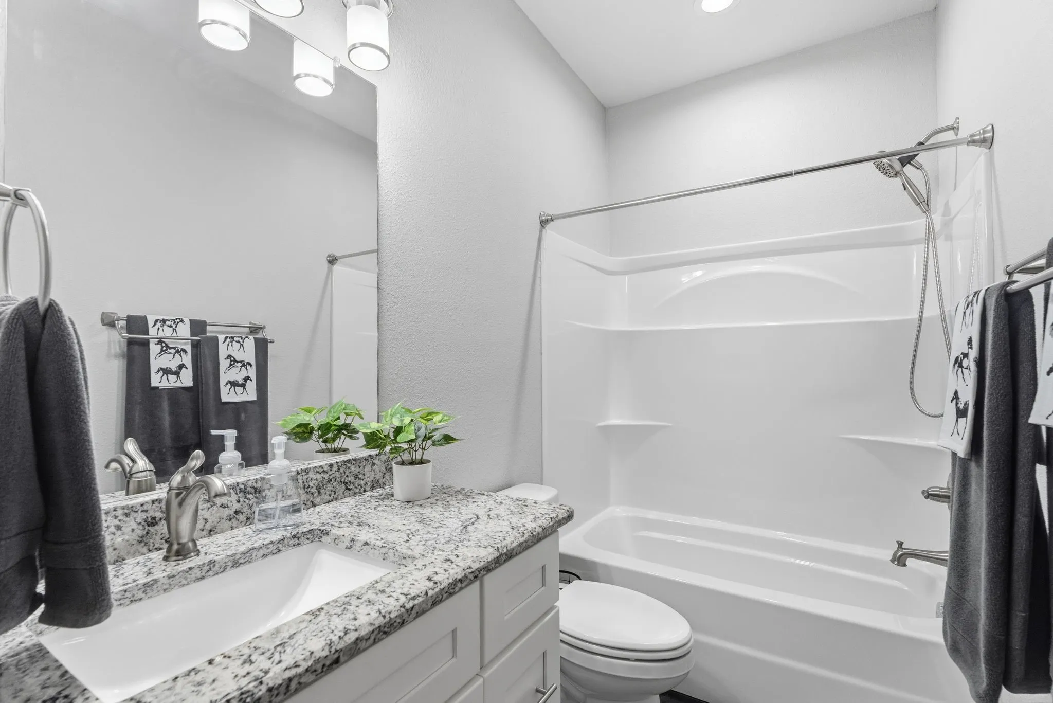 Single Family Residence For Sale in Smith County , 20926 Patriot Circle, Tyler, Texas 75703, 3 Bedroom, 3 Bathroom, 2 Garage spaces, 2,547 Sqft, built in 2019, mls#21382971, Real Estate Agent in Tyler, Homes For Sale in Smith county, Homes For Sale in Tyler, Realtor in Tyler Texas, Real Estate Brokerage Independent Realty Texas, Luminita Cordes Realtor