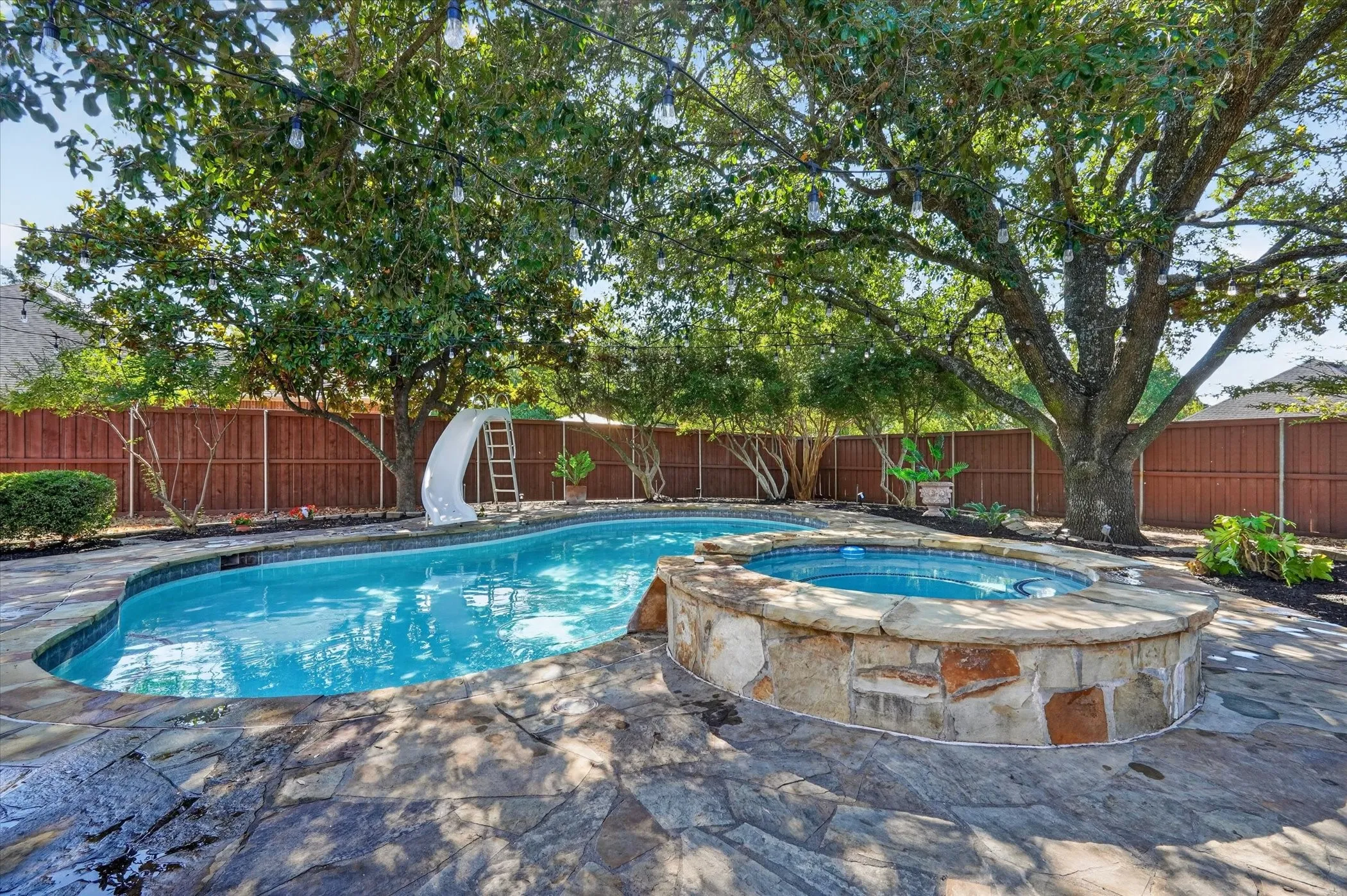 Single Family Residence For Sale in Ellis County , 106 Hummingbird Lane, Ovilla, Texas 75154, 3 Bedroom, 2 Bathroom, 2 Garage spaces, 2,427 Sqft, built in 1994, mls#21381595, Real Estate Agent in Ovilla, Homes For Sale in Ellis county, Homes For Sale in Ovilla, Realtor in Ovilla Texas, Real Estate Brokerage Independent Realty Texas, Luminita Cordes Realtor