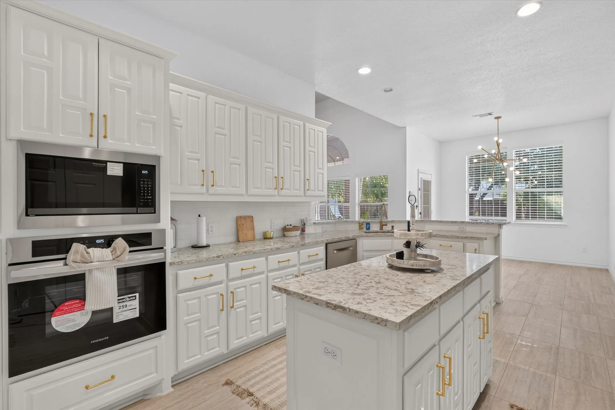 Single Family Residence For Sale in Ellis County , 106 Hummingbird Lane, Ovilla, Texas 75154, 3 Bedroom, 2 Bathroom, 2 Garage spaces, 2,427 Sqft, built in 1994, mls#21381595, Real Estate Agent in Ovilla, Homes For Sale in Ellis county, Homes For Sale in Ovilla, Realtor in Ovilla Texas, Real Estate Brokerage Independent Realty Texas, Luminita Cordes Realtor