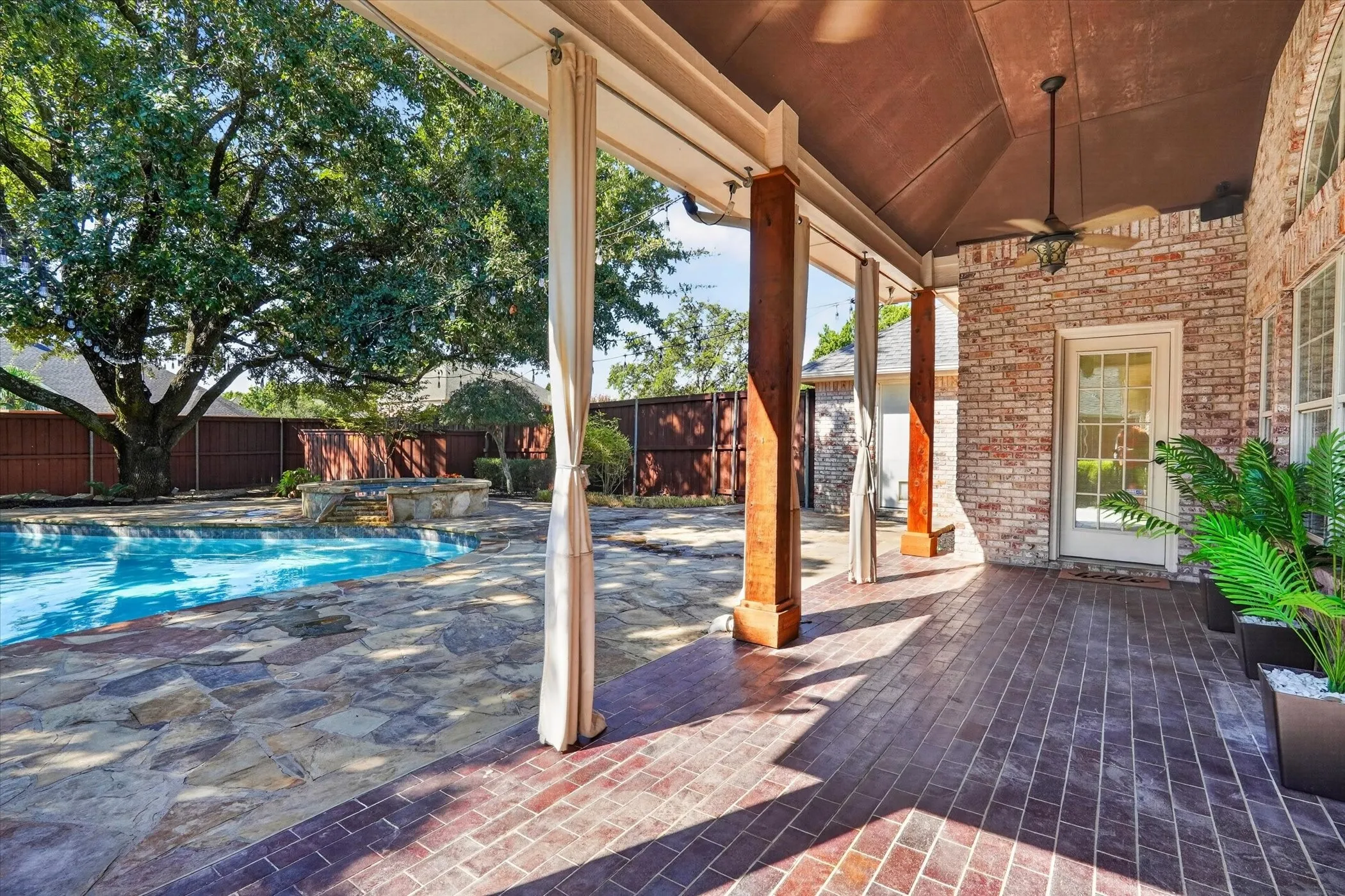 Single Family Residence For Sale in Ellis County , 106 Hummingbird Lane, Ovilla, Texas 75154, 3 Bedroom, 2 Bathroom, 2 Garage spaces, 2,427 Sqft, built in 1994, mls#21381595, Real Estate Agent in Ovilla, Homes For Sale in Ellis county, Homes For Sale in Ovilla, Realtor in Ovilla Texas, Real Estate Brokerage Independent Realty Texas, Luminita Cordes Realtor