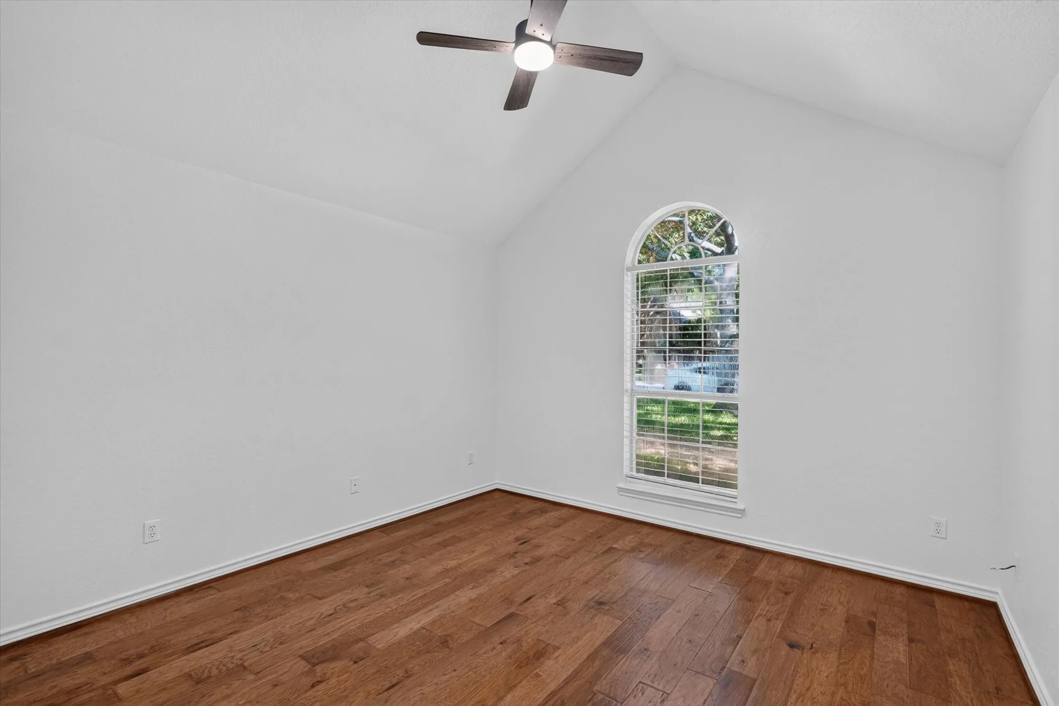Single Family Residence For Sale in Ellis County , 106 Hummingbird Lane, Ovilla, Texas 75154, 3 Bedroom, 2 Bathroom, 2 Garage spaces, 2,427 Sqft, built in 1994, mls#21381595, Real Estate Agent in Ovilla, Homes For Sale in Ellis county, Homes For Sale in Ovilla, Realtor in Ovilla Texas, Real Estate Brokerage Independent Realty Texas, Luminita Cordes Realtor