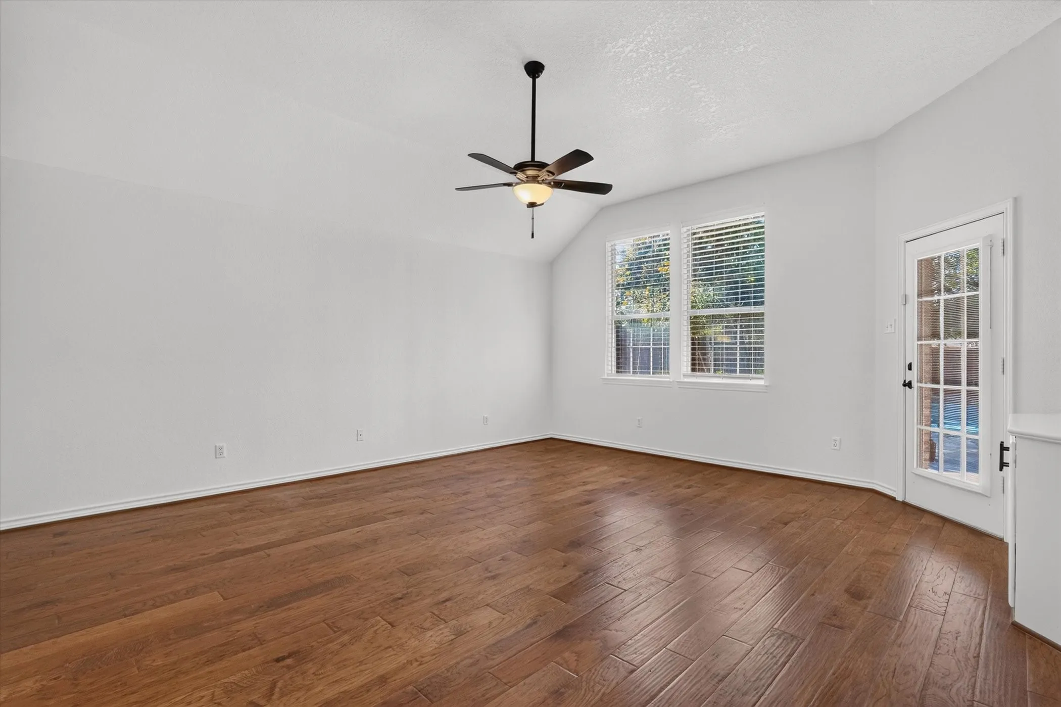 Single Family Residence For Sale in Ellis County , 106 Hummingbird Lane, Ovilla, Texas 75154, 3 Bedroom, 2 Bathroom, 2 Garage spaces, 2,427 Sqft, built in 1994, mls#21381595, Real Estate Agent in Ovilla, Homes For Sale in Ellis county, Homes For Sale in Ovilla, Realtor in Ovilla Texas, Real Estate Brokerage Independent Realty Texas, Luminita Cordes Realtor