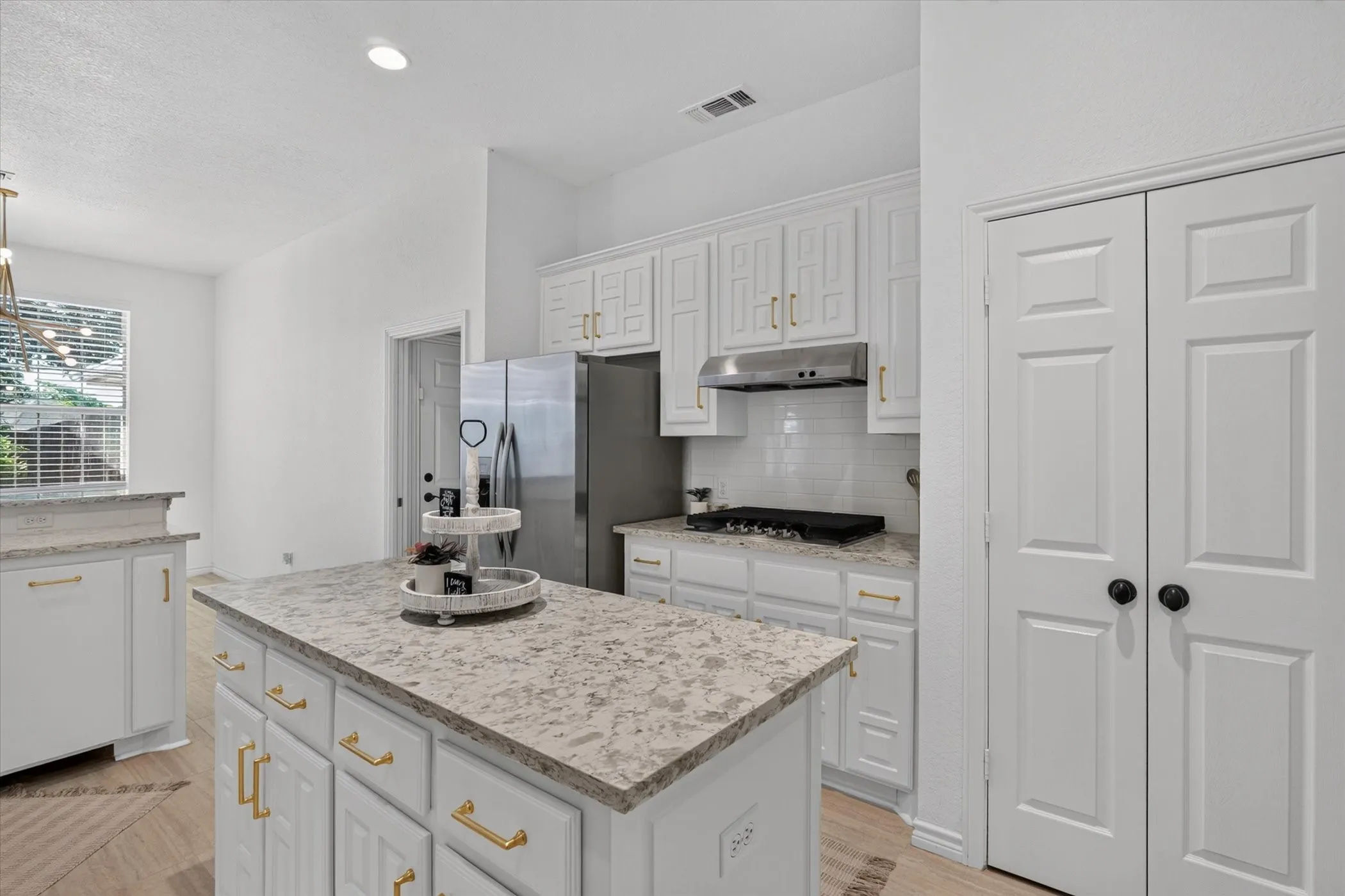 Single Family Residence For Sale in Ellis County , 106 Hummingbird Lane, Ovilla, Texas 75154, 3 Bedroom, 2 Bathroom, 2 Garage spaces, 2,427 Sqft, built in 1994, mls#21381595, Real Estate Agent in Ovilla, Homes For Sale in Ellis county, Homes For Sale in Ovilla, Realtor in Ovilla Texas, Real Estate Brokerage Independent Realty Texas, Luminita Cordes Realtor