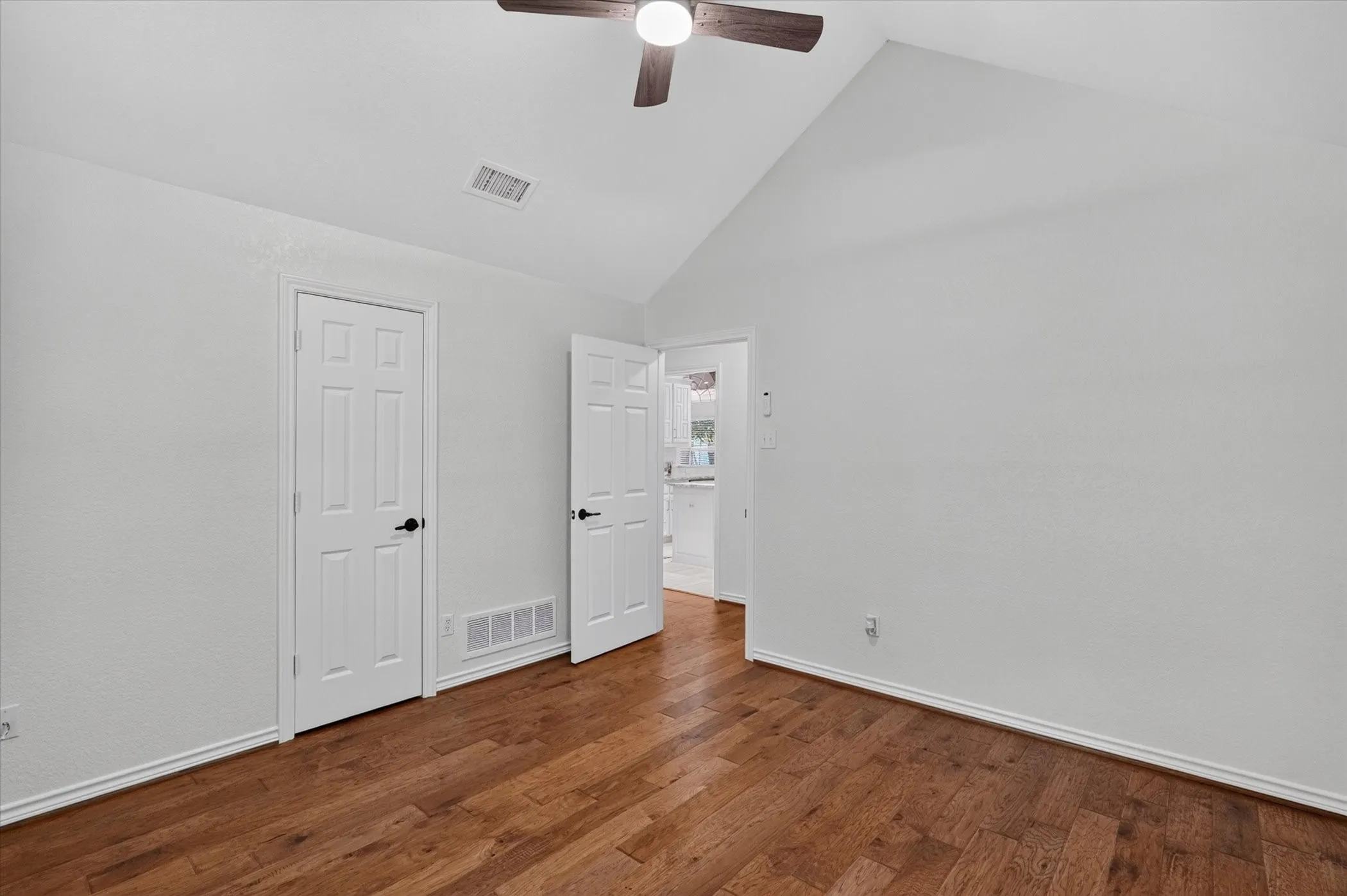 Single Family Residence For Sale in Ellis County , 106 Hummingbird Lane, Ovilla, Texas 75154, 3 Bedroom, 2 Bathroom, 2 Garage spaces, 2,427 Sqft, built in 1994, mls#21381595, Real Estate Agent in Ovilla, Homes For Sale in Ellis county, Homes For Sale in Ovilla, Realtor in Ovilla Texas, Real Estate Brokerage Independent Realty Texas, Luminita Cordes Realtor