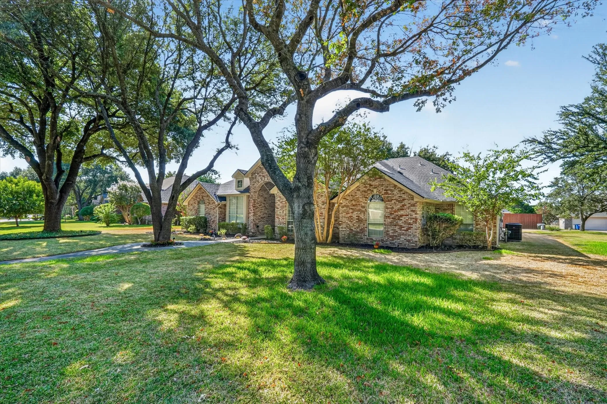 Single Family Residence For Sale in Ellis County , 106 Hummingbird Lane, Ovilla, Texas 75154, 3 Bedroom, 2 Bathroom, 2 Garage spaces, 2,427 Sqft, built in 1994, mls#21381595, Real Estate Agent in Ovilla, Homes For Sale in Ellis county, Homes For Sale in Ovilla, Realtor in Ovilla Texas, Real Estate Brokerage Independent Realty Texas, Luminita Cordes Realtor