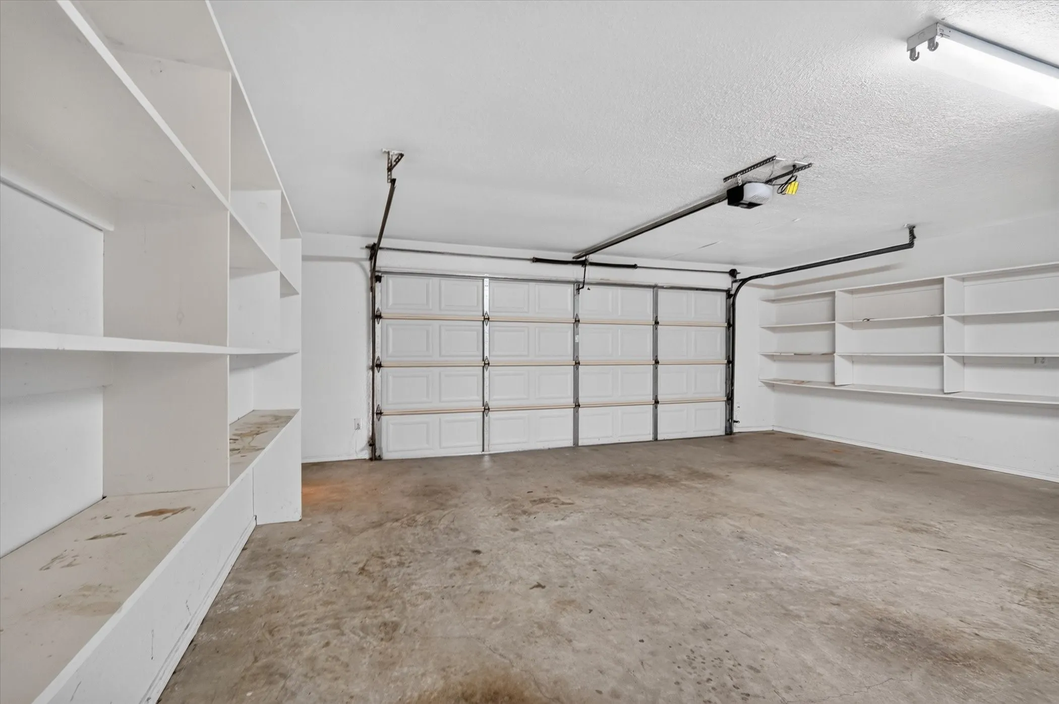 Single Family Residence For Sale in Ellis County , 106 Hummingbird Lane, Ovilla, Texas 75154, 3 Bedroom, 2 Bathroom, 2 Garage spaces, 2,427 Sqft, built in 1994, mls#21381595, Real Estate Agent in Ovilla, Homes For Sale in Ellis county, Homes For Sale in Ovilla, Realtor in Ovilla Texas, Real Estate Brokerage Independent Realty Texas, Luminita Cordes Realtor