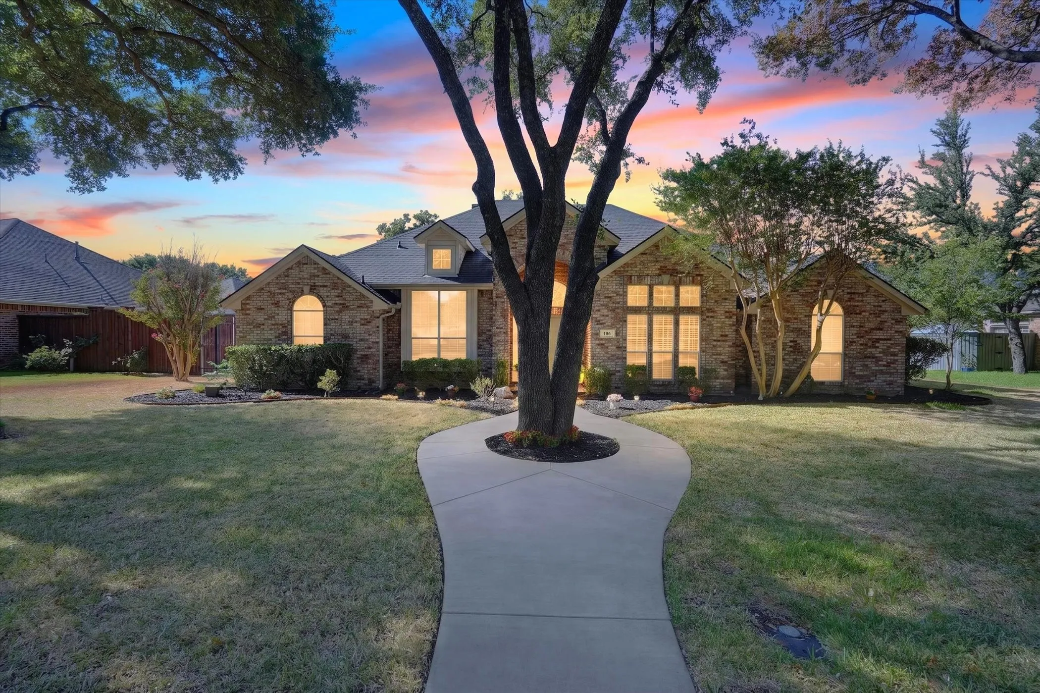 Single Family Residence For Sale in Ellis County , 106 Hummingbird Lane, Ovilla, Texas 75154, 3 Bedroom, 2 Bathroom, 2 Garage spaces, 2,427 Sqft, built in 1994, mls#21381595, Real Estate Agent in Ovilla, Homes For Sale in Ellis county, Homes For Sale in Ovilla, Realtor in Ovilla Texas, Real Estate Brokerage Independent Realty Texas, Luminita Cordes Realtor