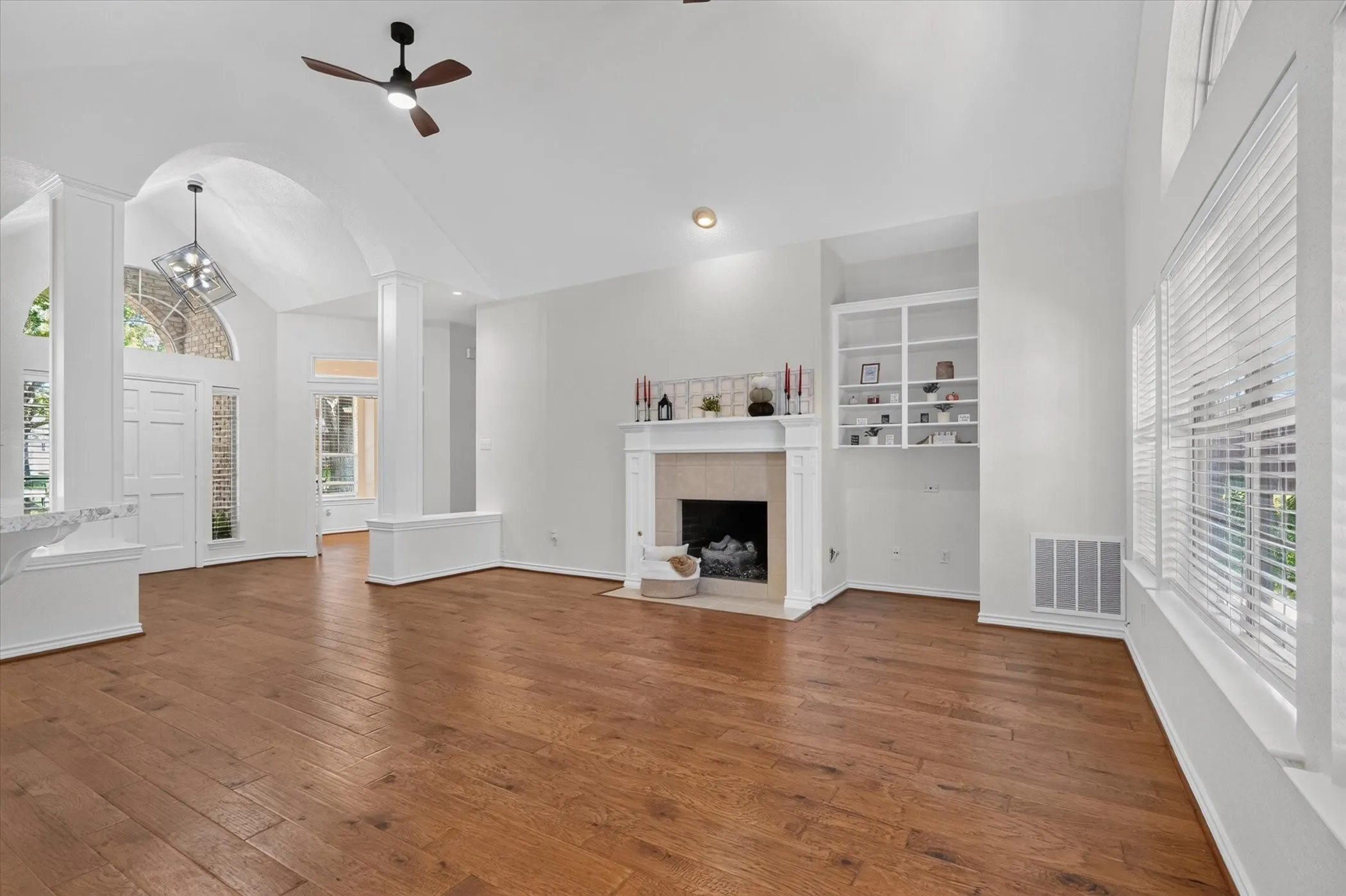 Single Family Residence For Sale in Ellis County , 106 Hummingbird Lane, Ovilla, Texas 75154, 3 Bedroom, 2 Bathroom, 2 Garage spaces, 2,427 Sqft, built in 1994, mls#21381595, Real Estate Agent in Ovilla, Homes For Sale in Ellis county, Homes For Sale in Ovilla, Realtor in Ovilla Texas, Real Estate Brokerage Independent Realty Texas, Luminita Cordes Realtor