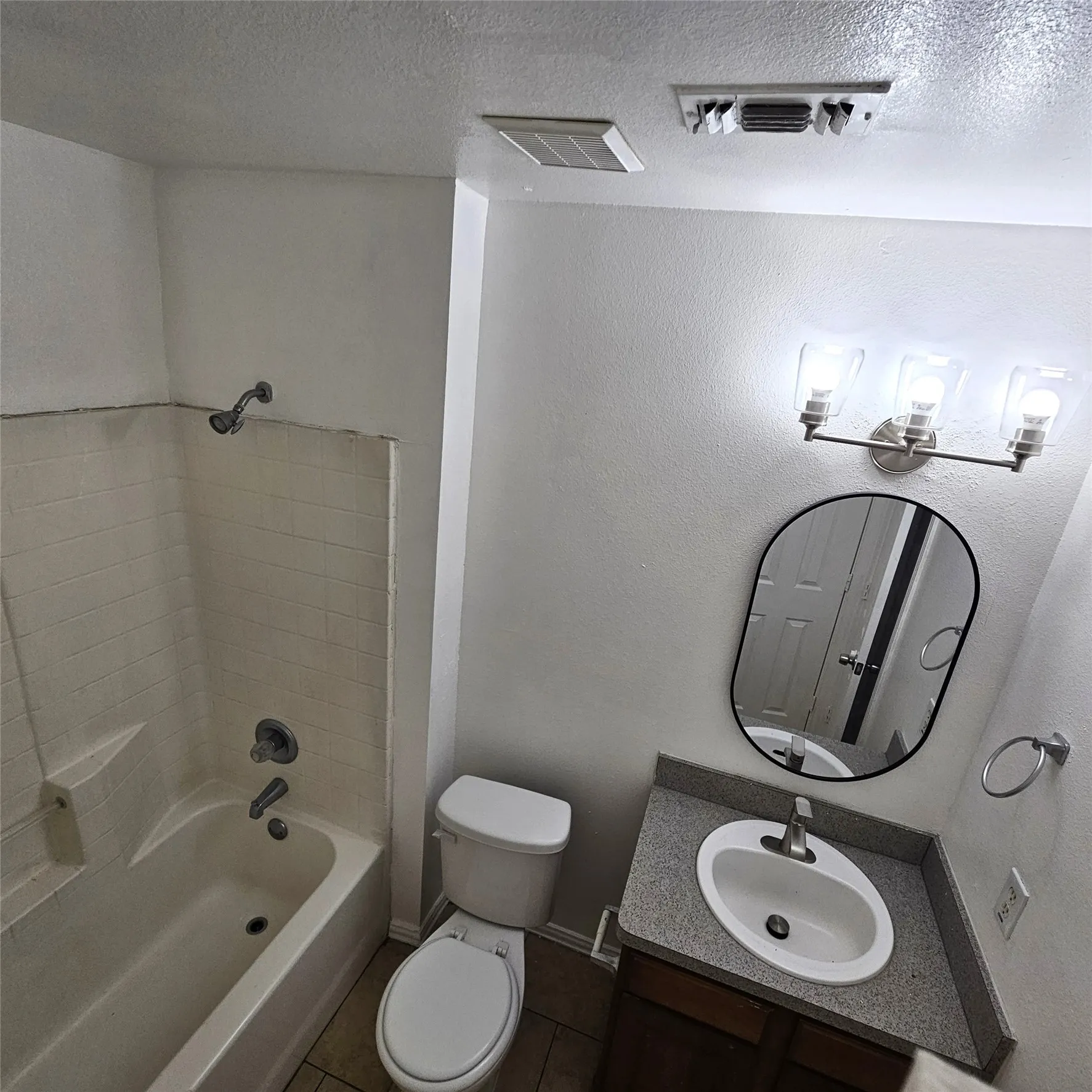 Full bathroom #1 (For 1810 Wiseman)