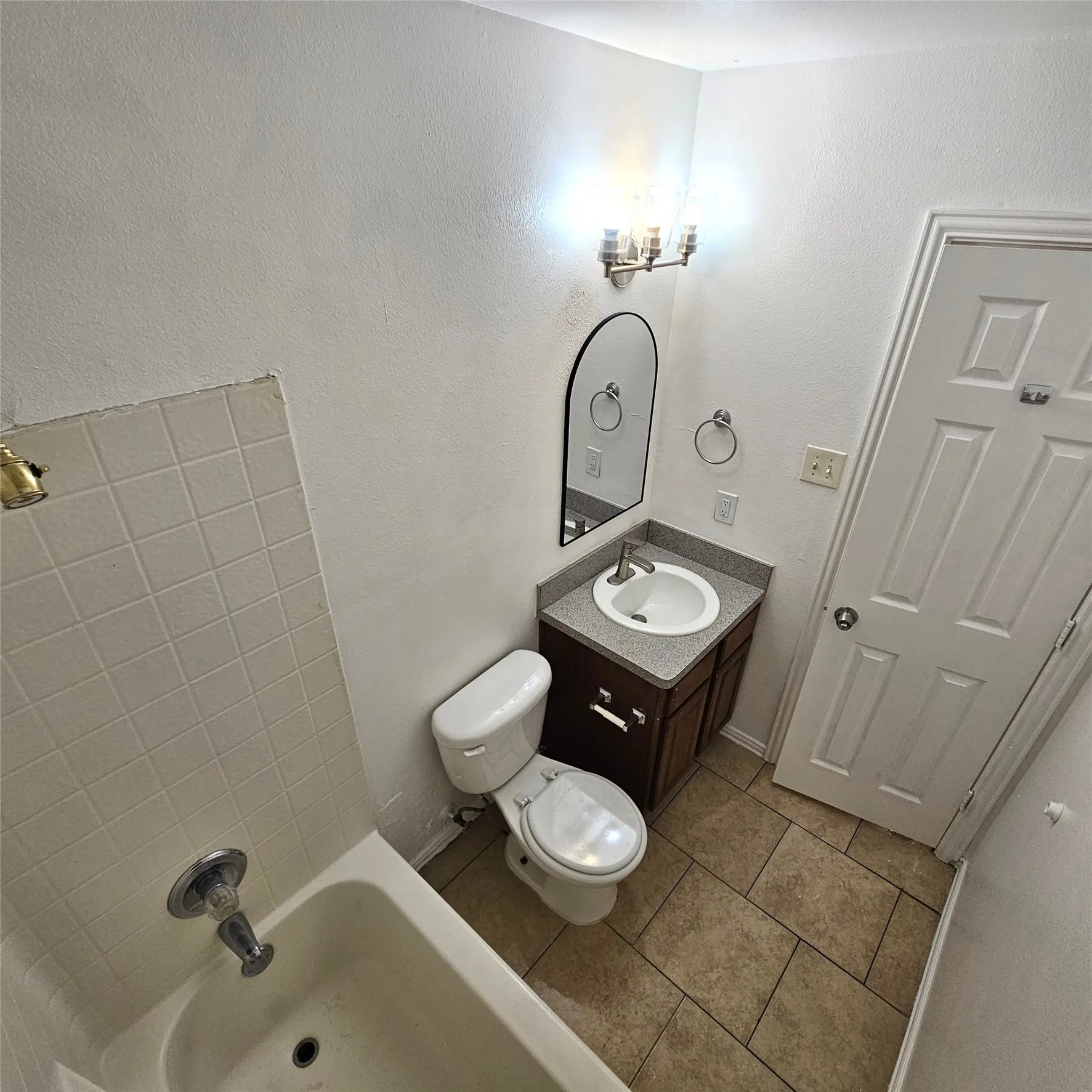 Full bathroom #2 (For 1810 Wiseman)
