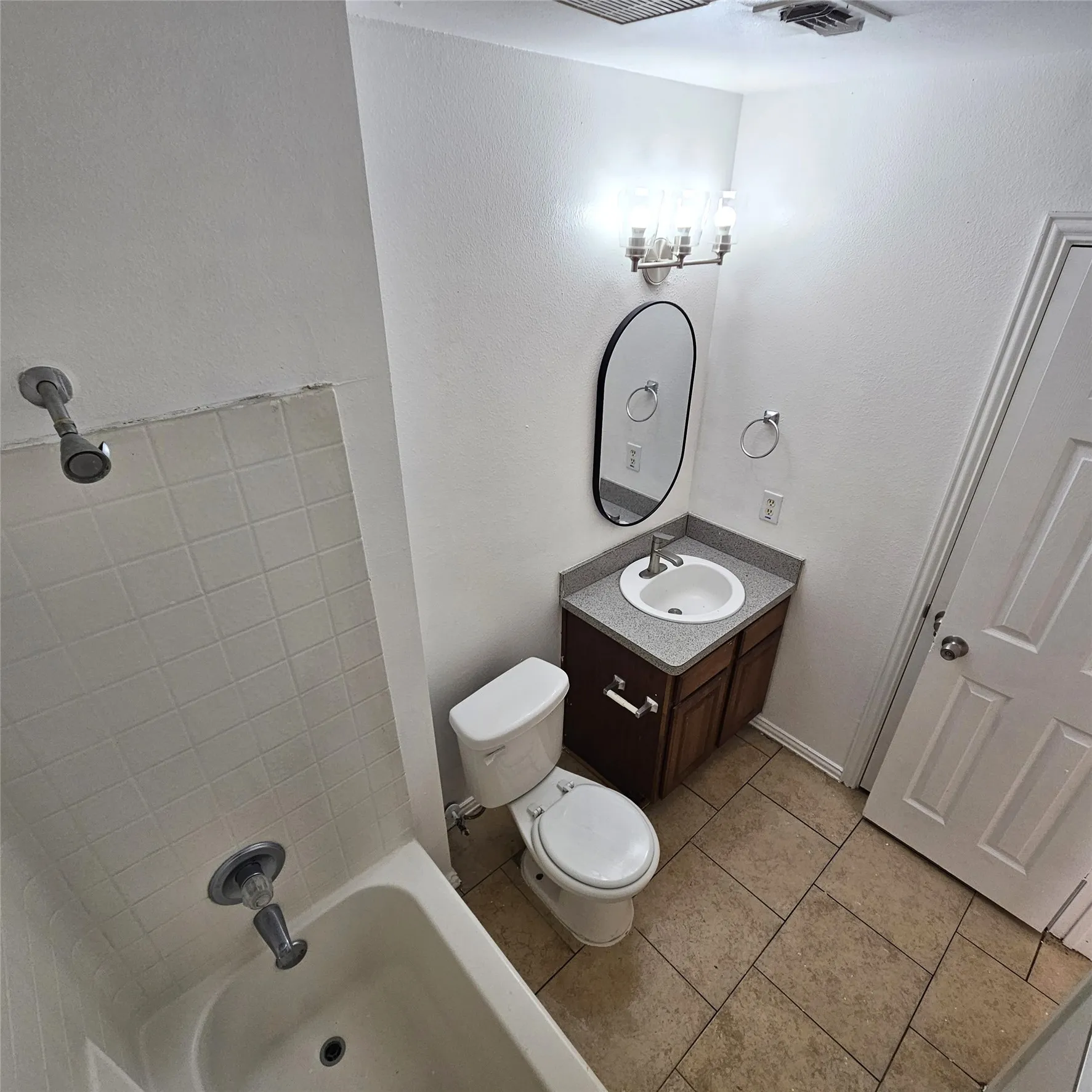 Full bathroom #1 (For 1810 Wiseman)