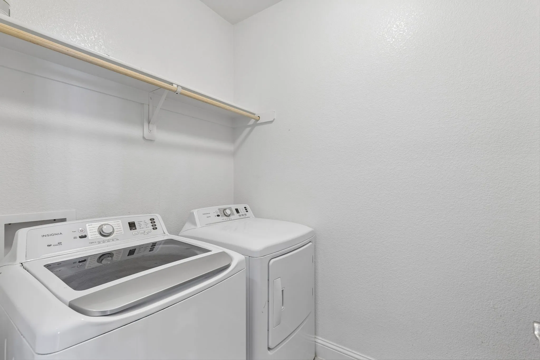 Single Family Residence For Sale in Ellis County , 105 Bluewood Drive, Red Oak, Texas 75154, 4 Bedroom, 3 Bathroom, 2 Garage spaces, 2,957 Sqft, built in 2019, mls#21380321, Real Estate Agent in Red Oak, Homes For Sale in Ellis county, Homes For Sale in Red Oak, Realtor in Red Oak Texas, Real Estate Brokerage Independent Realty Texas, Luminita Cordes Realtor