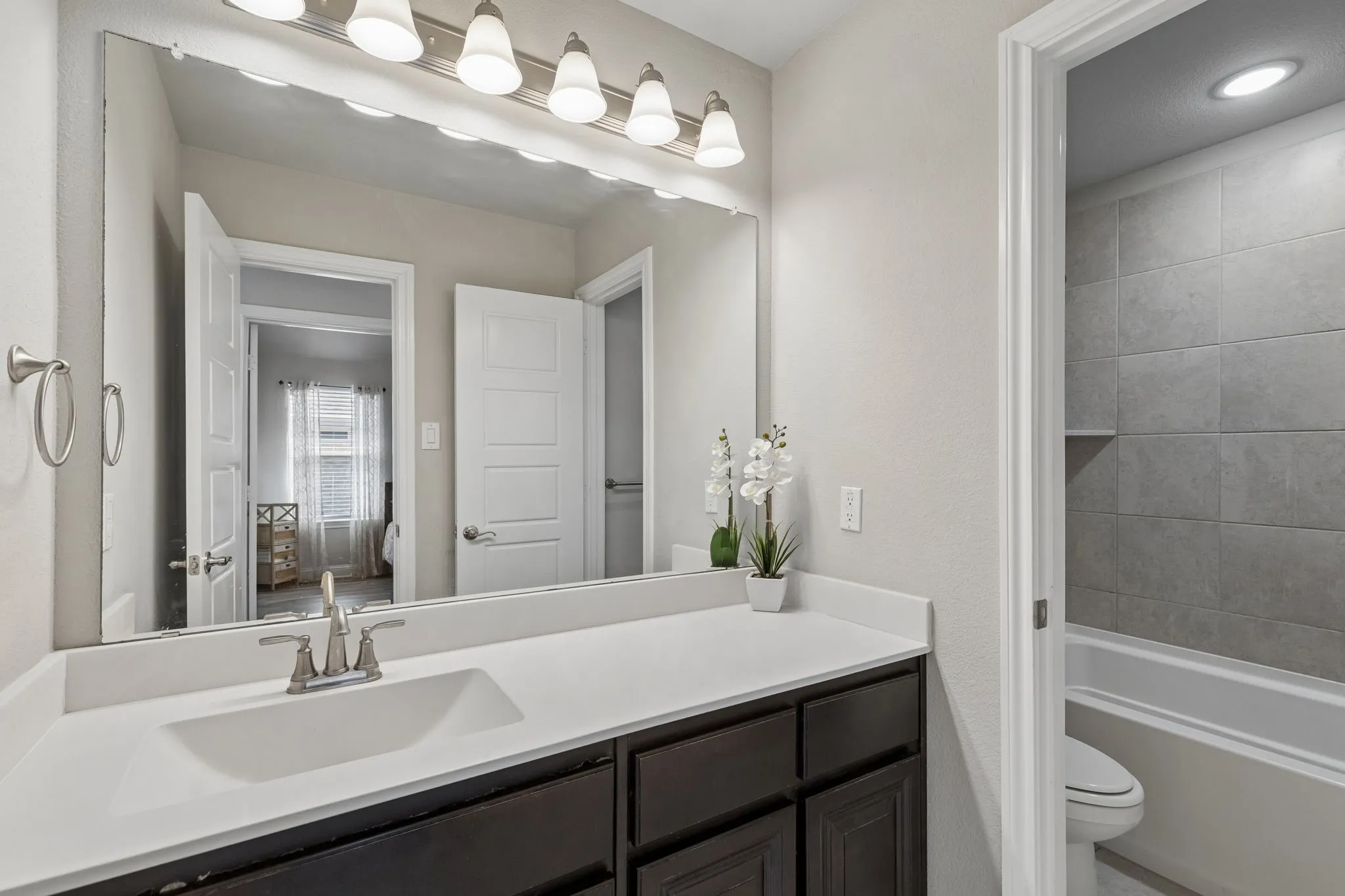 Single Family Residence For Sale in Ellis County , 105 Bluewood Drive, Red Oak, Texas 75154, 4 Bedroom, 3 Bathroom, 2 Garage spaces, 2,957 Sqft, built in 2019, mls#21380321, Real Estate Agent in Red Oak, Homes For Sale in Ellis county, Homes For Sale in Red Oak, Realtor in Red Oak Texas, Real Estate Brokerage Independent Realty Texas, Luminita Cordes Realtor