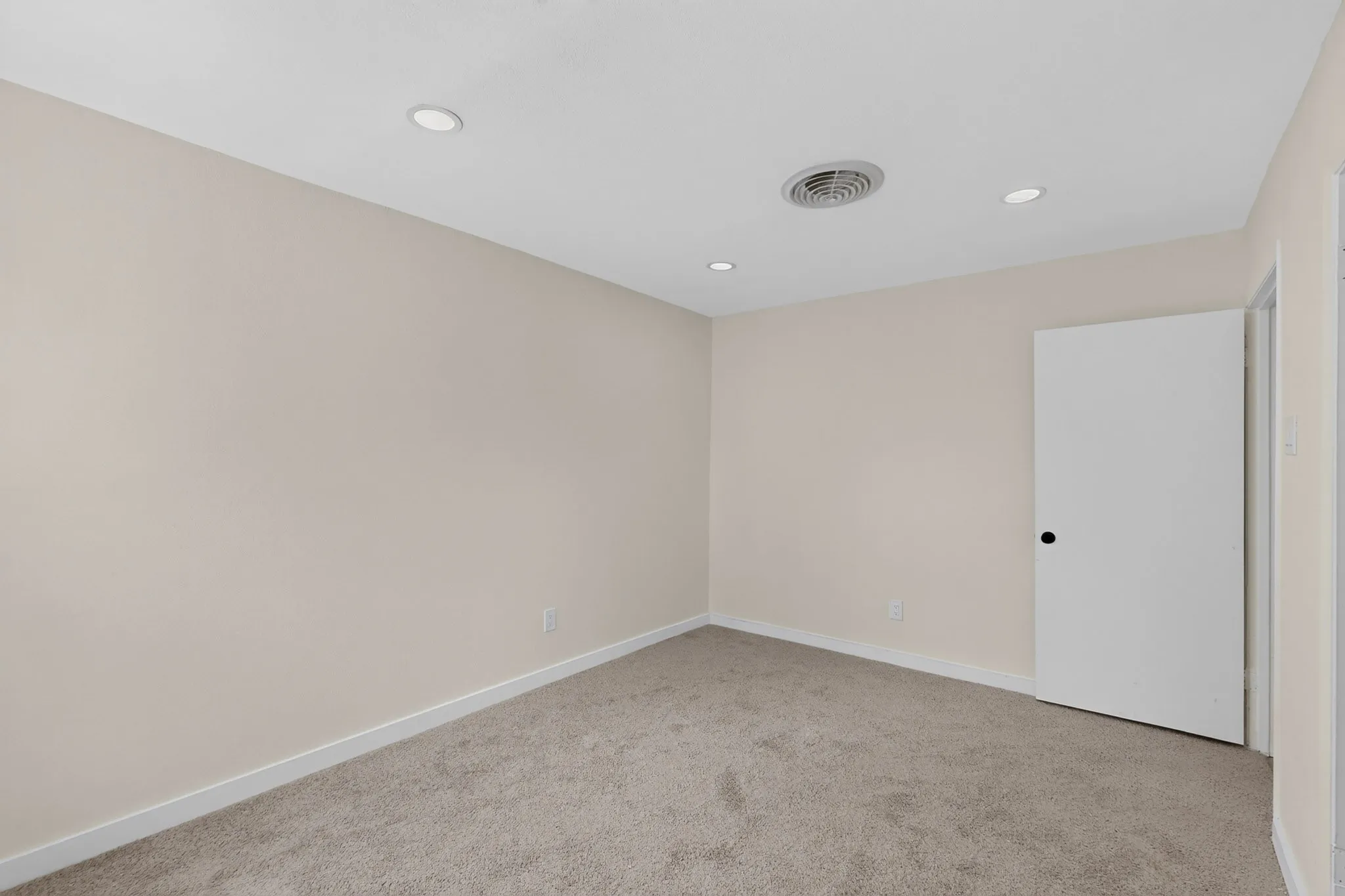 Single Family Residence For Sale in Tarrant County , 4649 South Drive W, Fort Worth, Texas 76132, 3 Bedroom, 2 Bathroom, 2 Garage spaces, 1,212 Sqft, built in 1960, mls#21382993, Real Estate Agent in Fort Worth, Homes For Sale in Tarrant county, Homes For Sale in Fort Worth, Realtor in Fort Worth Texas, Real Estate Brokerage Independent Realty Texas, Luminita Cordes Realtor