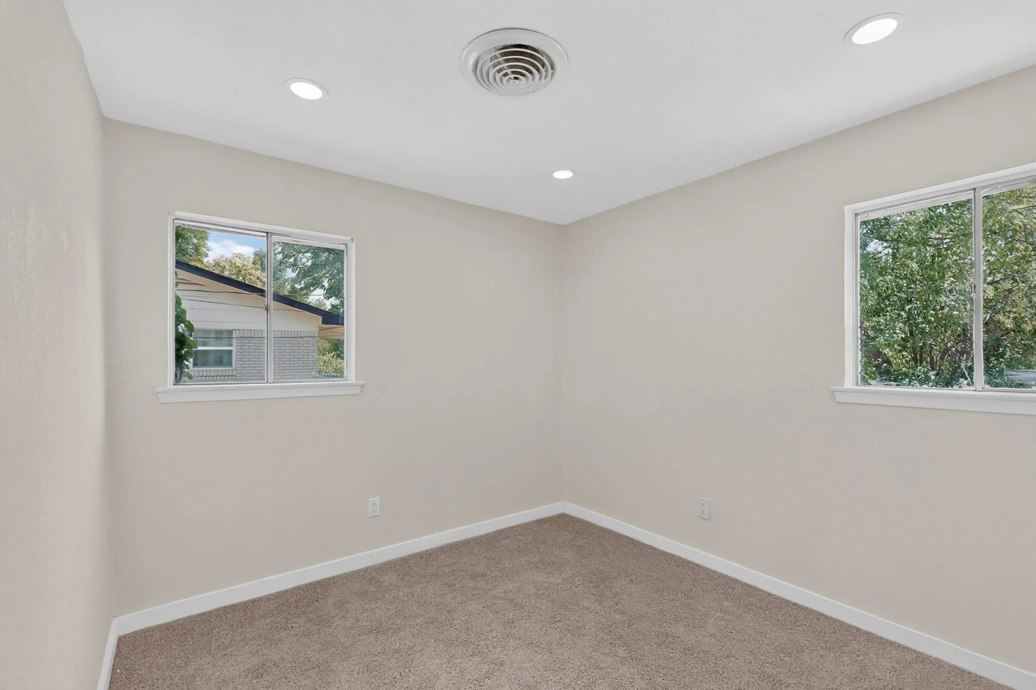 Single Family Residence For Sale in Tarrant County , 4649 South Drive W, Fort Worth, Texas 76132, 3 Bedroom, 2 Bathroom, 2 Garage spaces, 1,212 Sqft, built in 1960, mls#21382993, Real Estate Agent in Fort Worth, Homes For Sale in Tarrant county, Homes For Sale in Fort Worth, Realtor in Fort Worth Texas, Real Estate Brokerage Independent Realty Texas, Luminita Cordes Realtor