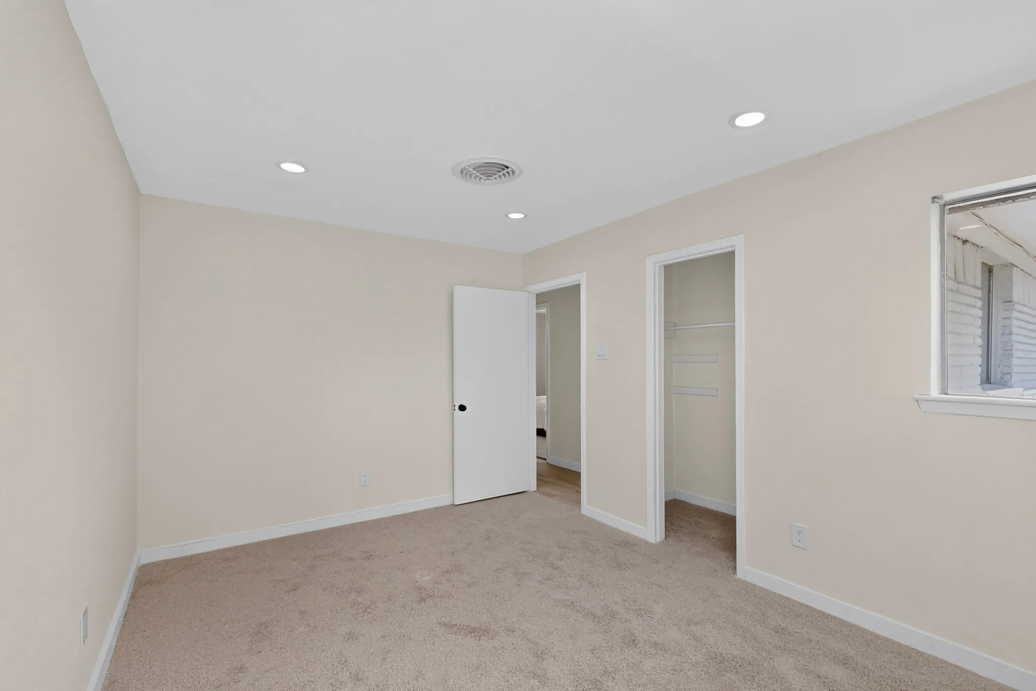 Single Family Residence For Sale in Tarrant County , 4649 South Drive W, Fort Worth, Texas 76132, 3 Bedroom, 2 Bathroom, 2 Garage spaces, 1,212 Sqft, built in 1960, mls#21382993, Real Estate Agent in Fort Worth, Homes For Sale in Tarrant county, Homes For Sale in Fort Worth, Realtor in Fort Worth Texas, Real Estate Brokerage Independent Realty Texas, Luminita Cordes Realtor
