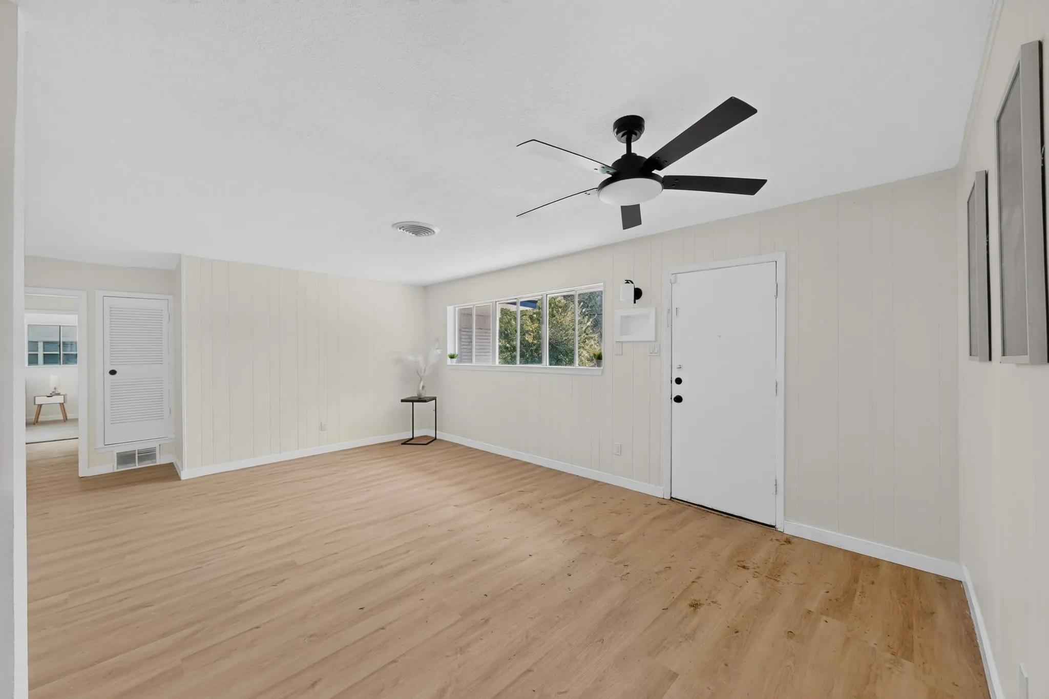 Single Family Residence For Sale in Tarrant County , 4649 South Drive W, Fort Worth, Texas 76132, 3 Bedroom, 2 Bathroom, 2 Garage spaces, 1,212 Sqft, built in 1960, mls#21382993, Real Estate Agent in Fort Worth, Homes For Sale in Tarrant county, Homes For Sale in Fort Worth, Realtor in Fort Worth Texas, Real Estate Brokerage Independent Realty Texas, Luminita Cordes Realtor