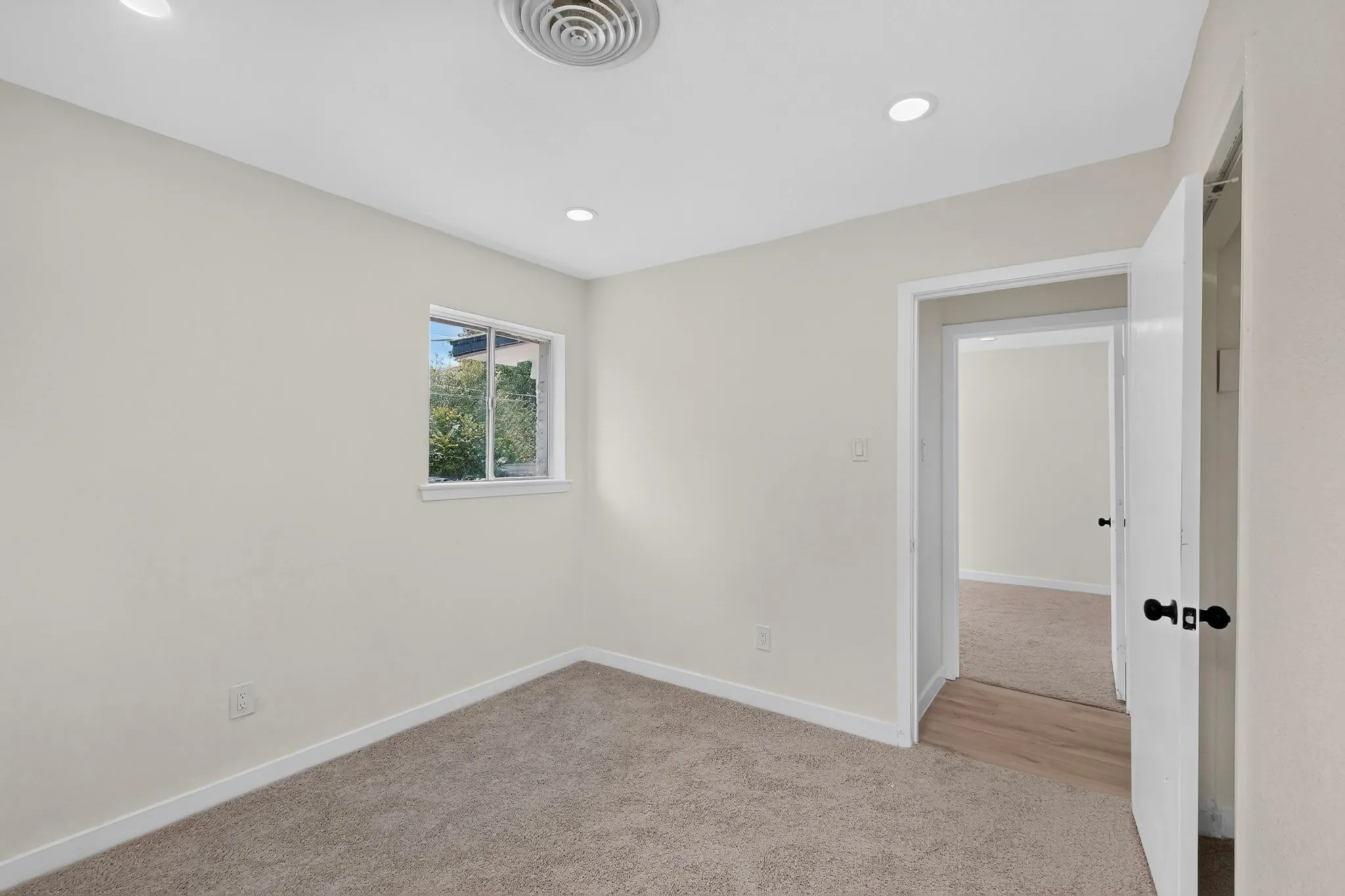 Single Family Residence For Sale in Tarrant County , 4649 South Drive W, Fort Worth, Texas 76132, 3 Bedroom, 2 Bathroom, 2 Garage spaces, 1,212 Sqft, built in 1960, mls#21382993, Real Estate Agent in Fort Worth, Homes For Sale in Tarrant county, Homes For Sale in Fort Worth, Realtor in Fort Worth Texas, Real Estate Brokerage Independent Realty Texas, Luminita Cordes Realtor