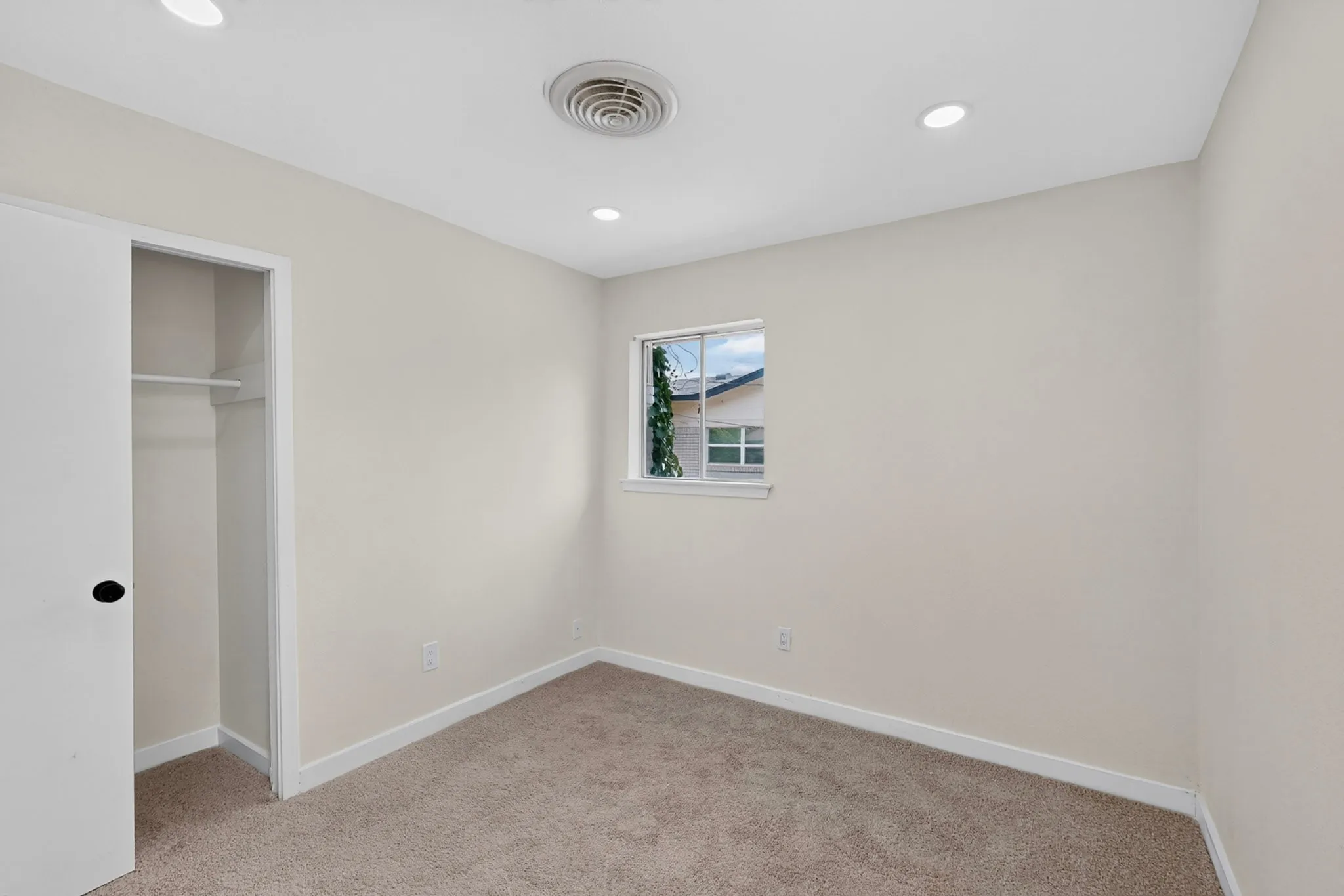 Single Family Residence For Sale in Tarrant County , 4649 South Drive W, Fort Worth, Texas 76132, 3 Bedroom, 2 Bathroom, 2 Garage spaces, 1,212 Sqft, built in 1960, mls#21382993, Real Estate Agent in Fort Worth, Homes For Sale in Tarrant county, Homes For Sale in Fort Worth, Realtor in Fort Worth Texas, Real Estate Brokerage Independent Realty Texas, Luminita Cordes Realtor