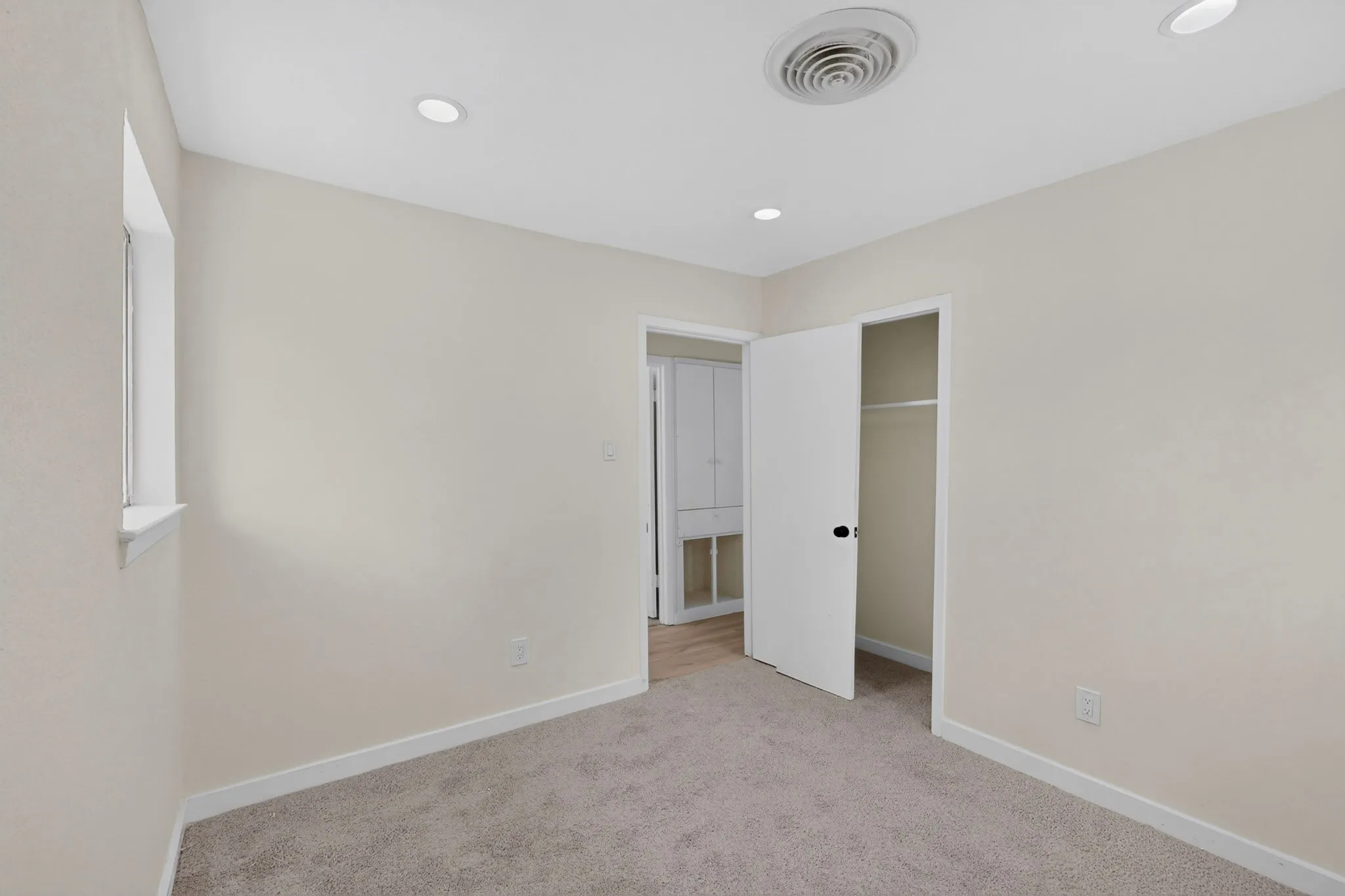 Single Family Residence For Sale in Tarrant County , 4649 South Drive W, Fort Worth, Texas 76132, 3 Bedroom, 2 Bathroom, 2 Garage spaces, 1,212 Sqft, built in 1960, mls#21382993, Real Estate Agent in Fort Worth, Homes For Sale in Tarrant county, Homes For Sale in Fort Worth, Realtor in Fort Worth Texas, Real Estate Brokerage Independent Realty Texas, Luminita Cordes Realtor