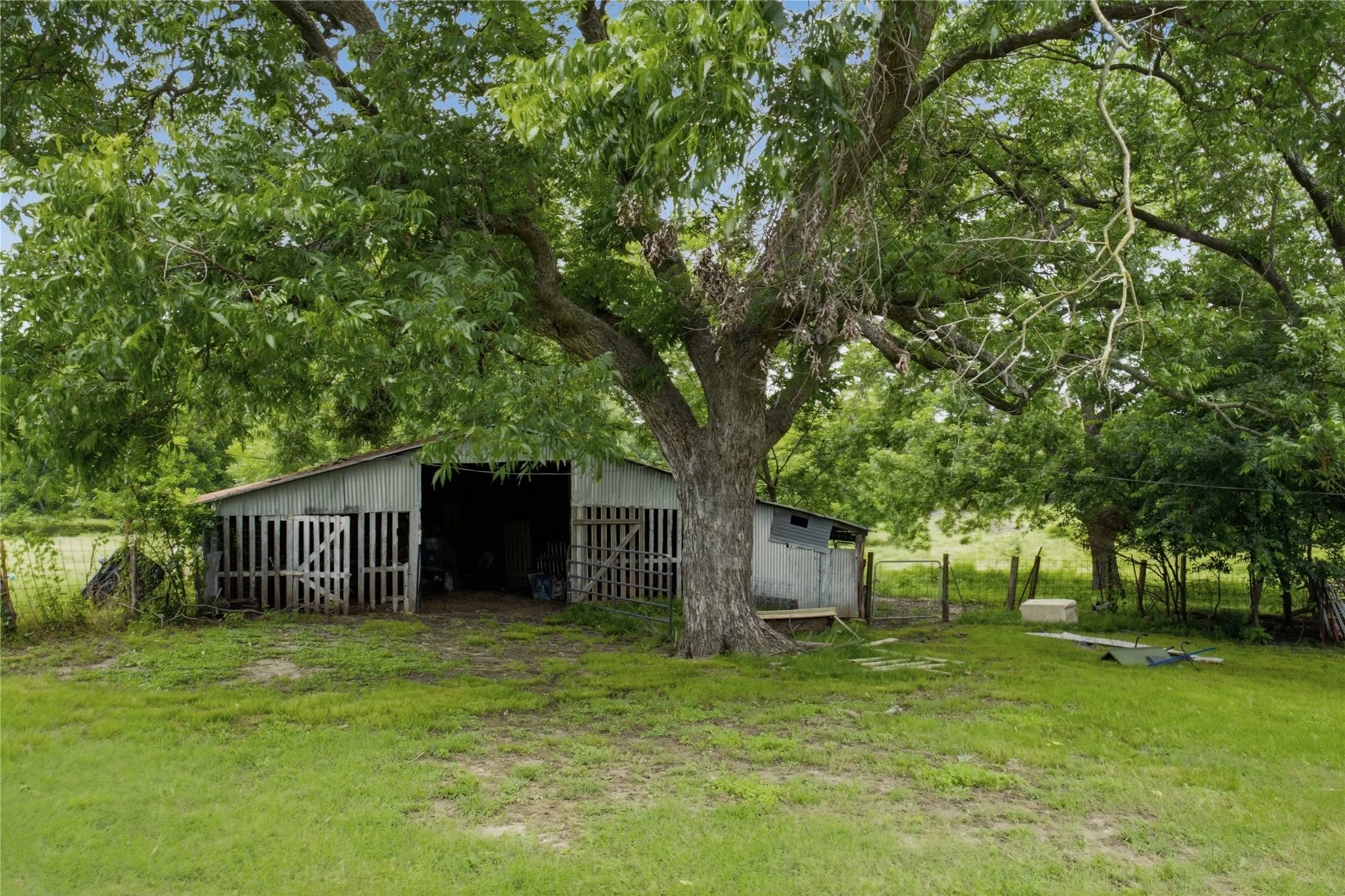 Single Family Residence For Sale in Delta County , 1603 Texas Highway 154, Cooper, Texas 75432, 3 Bedroom, 3 Bathroom, Garage spaces, 1,668 Sqft, built in 1950, mls#21382180, Real Estate Agent in Cooper, Homes For Sale in Delta county, Homes For Sale in Cooper, Realtor in Cooper Texas, Real Estate Brokerage Independent Realty Texas, Luminita Cordes Realtor