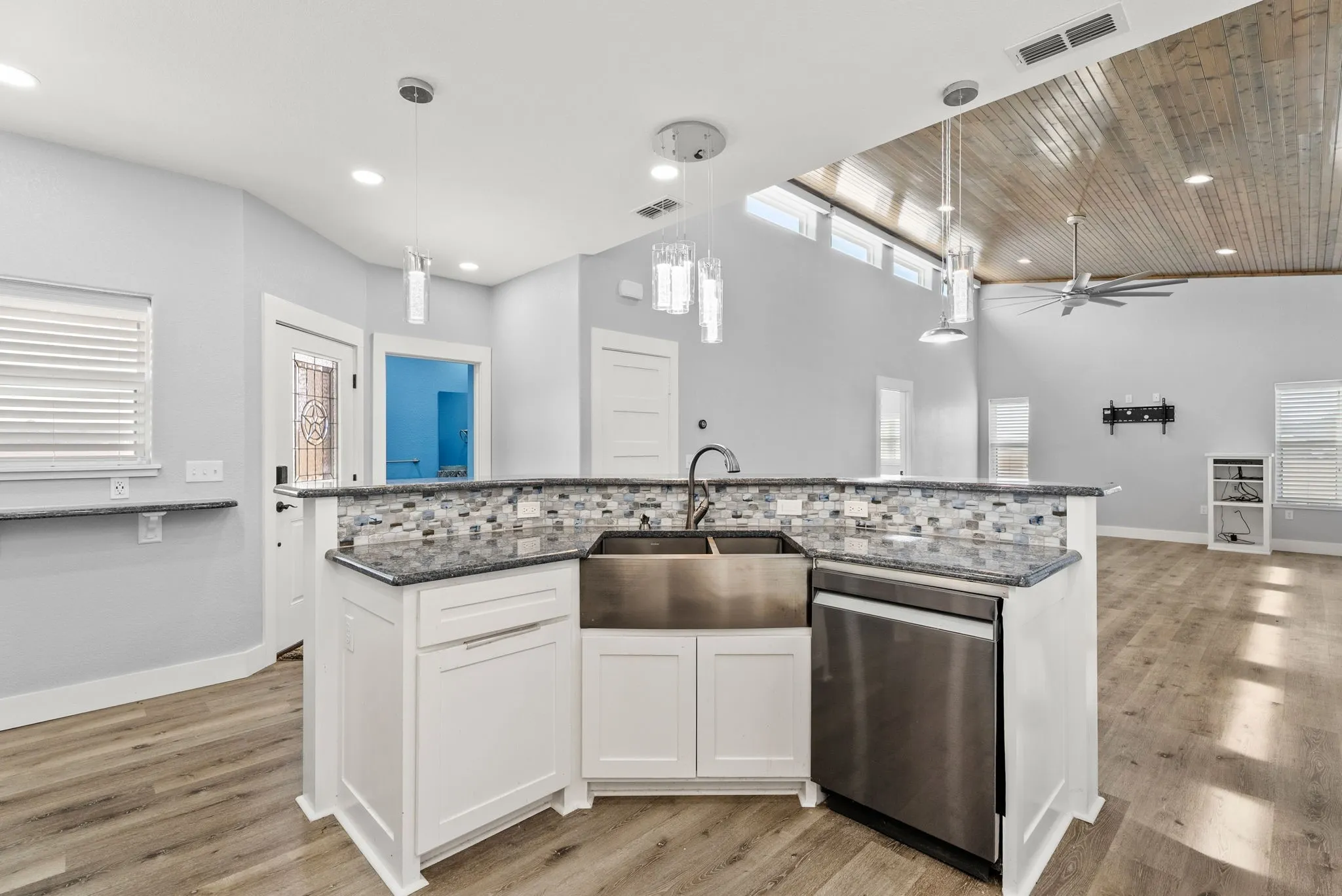 Single Family Residence For Sale in Wood County , 2800 CR 2330, Mineola, Texas 75773, 2 Bedroom, 3 Bathroom, 2 Garage spaces, 1,574 Sqft, built in 2022, mls#21383005, Real Estate Agent in Mineola, Homes For Sale in Wood county, Homes For Sale in Mineola, Realtor in Mineola Texas, Real Estate Brokerage Independent Realty Texas, Luminita Cordes Realtor
