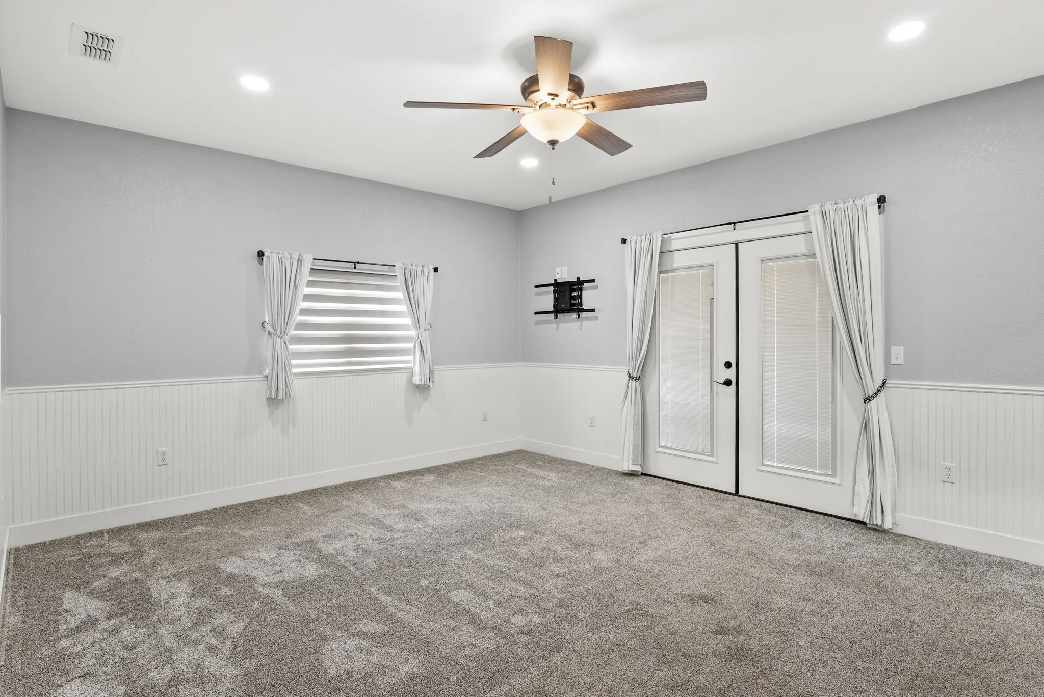 Single Family Residence For Sale in Wood County , 2800 CR 2330, Mineola, Texas 75773, 2 Bedroom, 3 Bathroom, 2 Garage spaces, 1,574 Sqft, built in 2022, mls#21383005, Real Estate Agent in Mineola, Homes For Sale in Wood county, Homes For Sale in Mineola, Realtor in Mineola Texas, Real Estate Brokerage Independent Realty Texas, Luminita Cordes Realtor