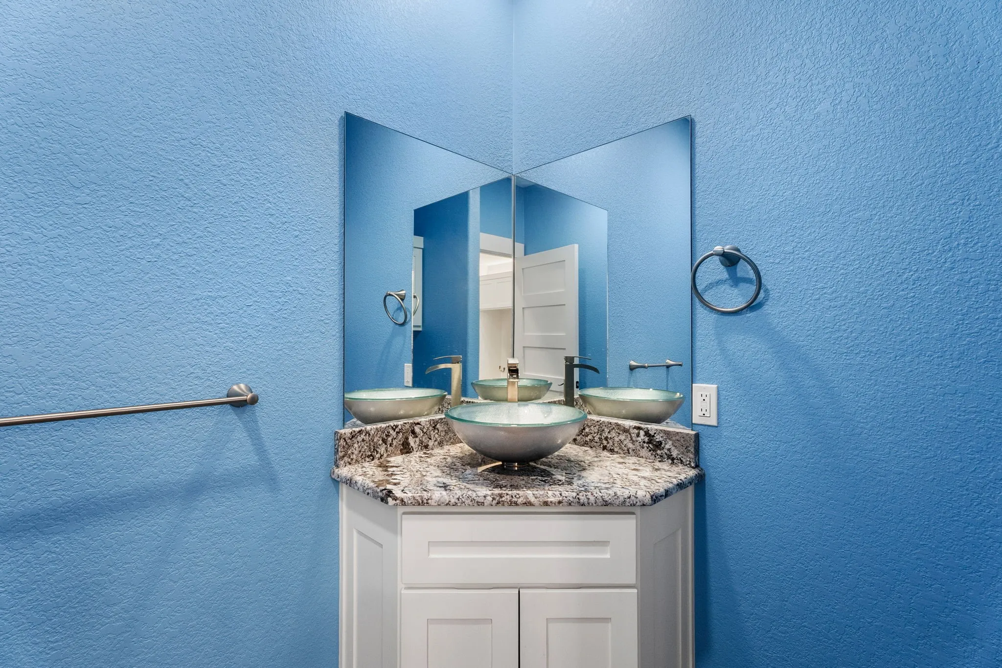 Single Family Residence For Sale in Wood County , 2800 CR 2330, Mineola, Texas 75773, 2 Bedroom, 3 Bathroom, 2 Garage spaces, 1,574 Sqft, built in 2022, mls#21383005, Real Estate Agent in Mineola, Homes For Sale in Wood county, Homes For Sale in Mineola, Realtor in Mineola Texas, Real Estate Brokerage Independent Realty Texas, Luminita Cordes Realtor