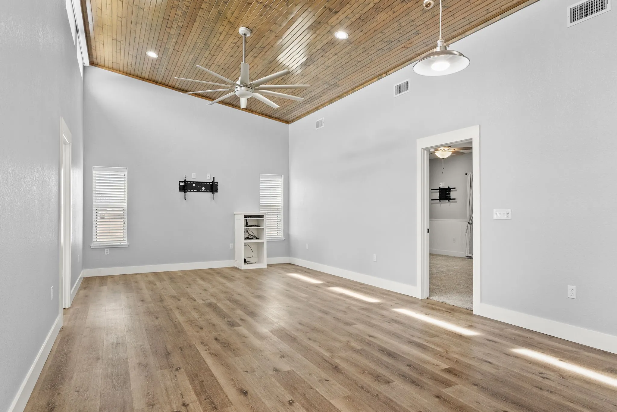 Single Family Residence For Sale in Wood County , 2800 CR 2330, Mineola, Texas 75773, 2 Bedroom, 3 Bathroom, 2 Garage spaces, 1,574 Sqft, built in 2022, mls#21383005, Real Estate Agent in Mineola, Homes For Sale in Wood county, Homes For Sale in Mineola, Realtor in Mineola Texas, Real Estate Brokerage Independent Realty Texas, Luminita Cordes Realtor