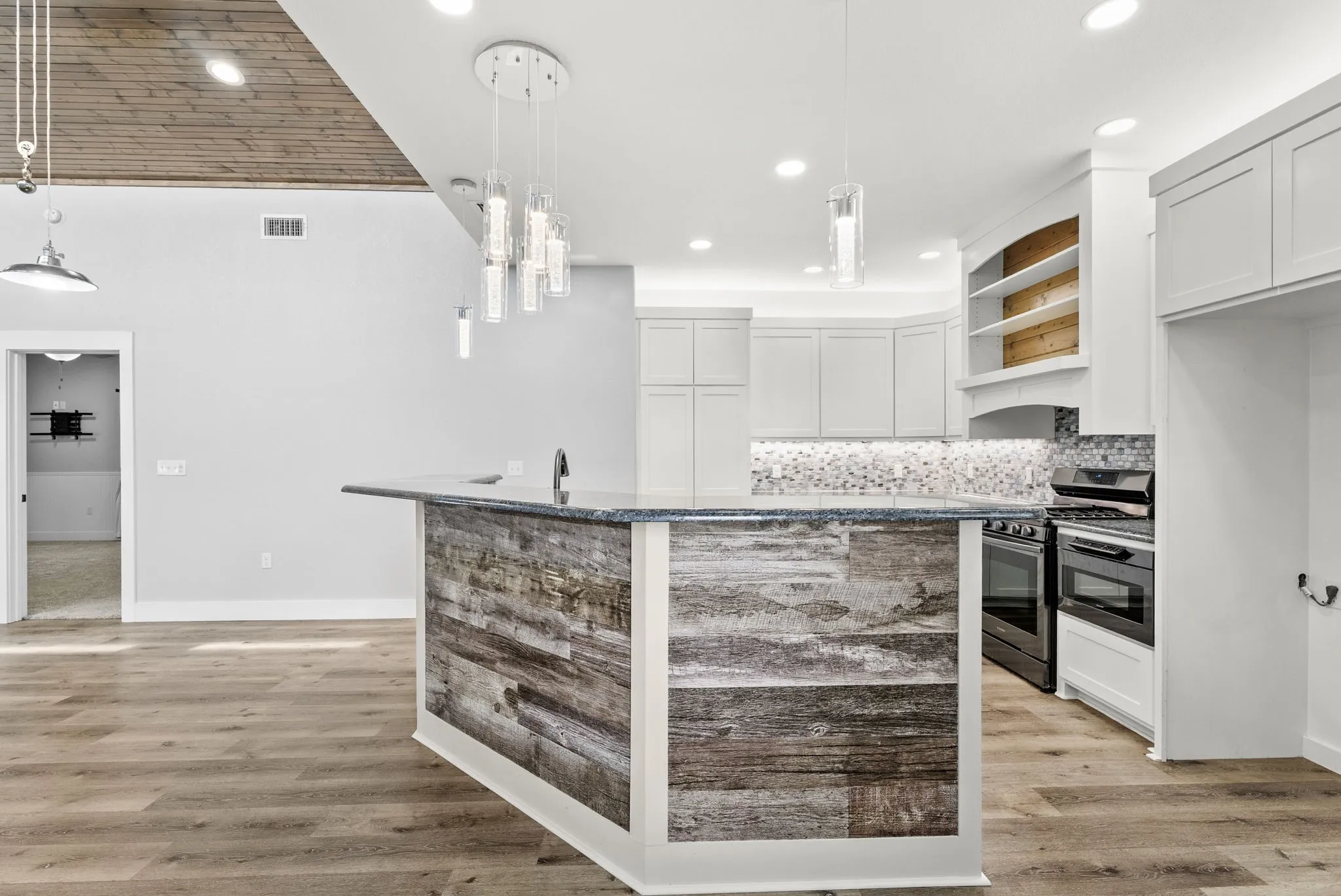 Single Family Residence For Sale in Wood County , 2800 CR 2330, Mineola, Texas 75773, 2 Bedroom, 3 Bathroom, 2 Garage spaces, 1,574 Sqft, built in 2022, mls#21383005, Real Estate Agent in Mineola, Homes For Sale in Wood county, Homes For Sale in Mineola, Realtor in Mineola Texas, Real Estate Brokerage Independent Realty Texas, Luminita Cordes Realtor